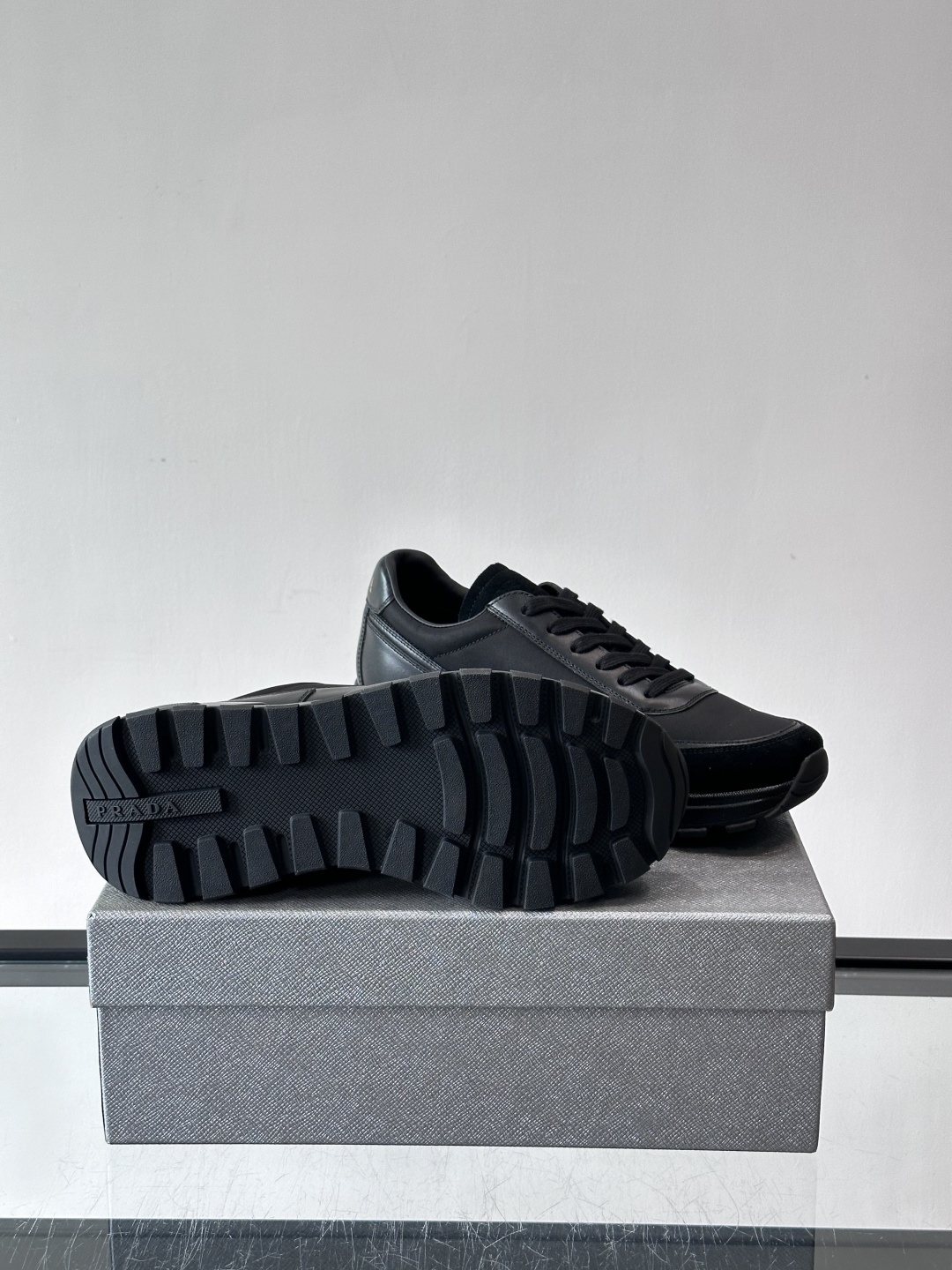 Prada男款厚底运动鞋，牛皮革+透气网面。低调奢华感满满✨。厚底设计不仅增高，还超舒适，日常穿搭或轻运