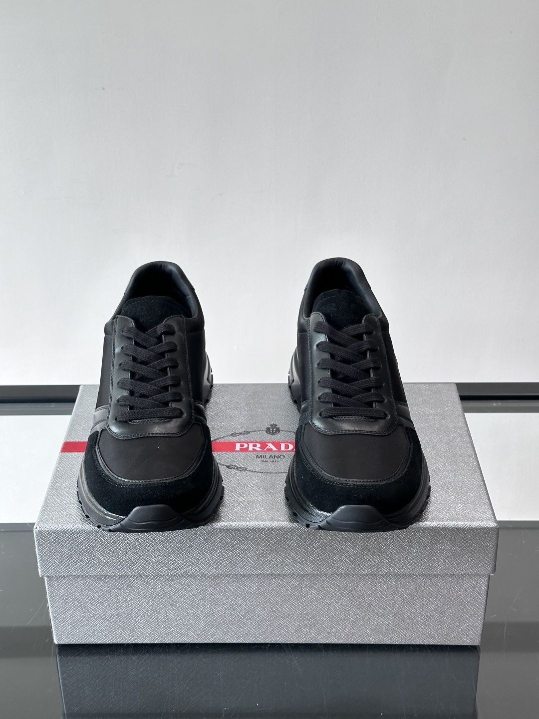 Prada男款厚底运动鞋，牛皮革+透气网面。低调奢华感满满✨。厚底设计不仅增高，还超舒适，日常穿搭或轻运