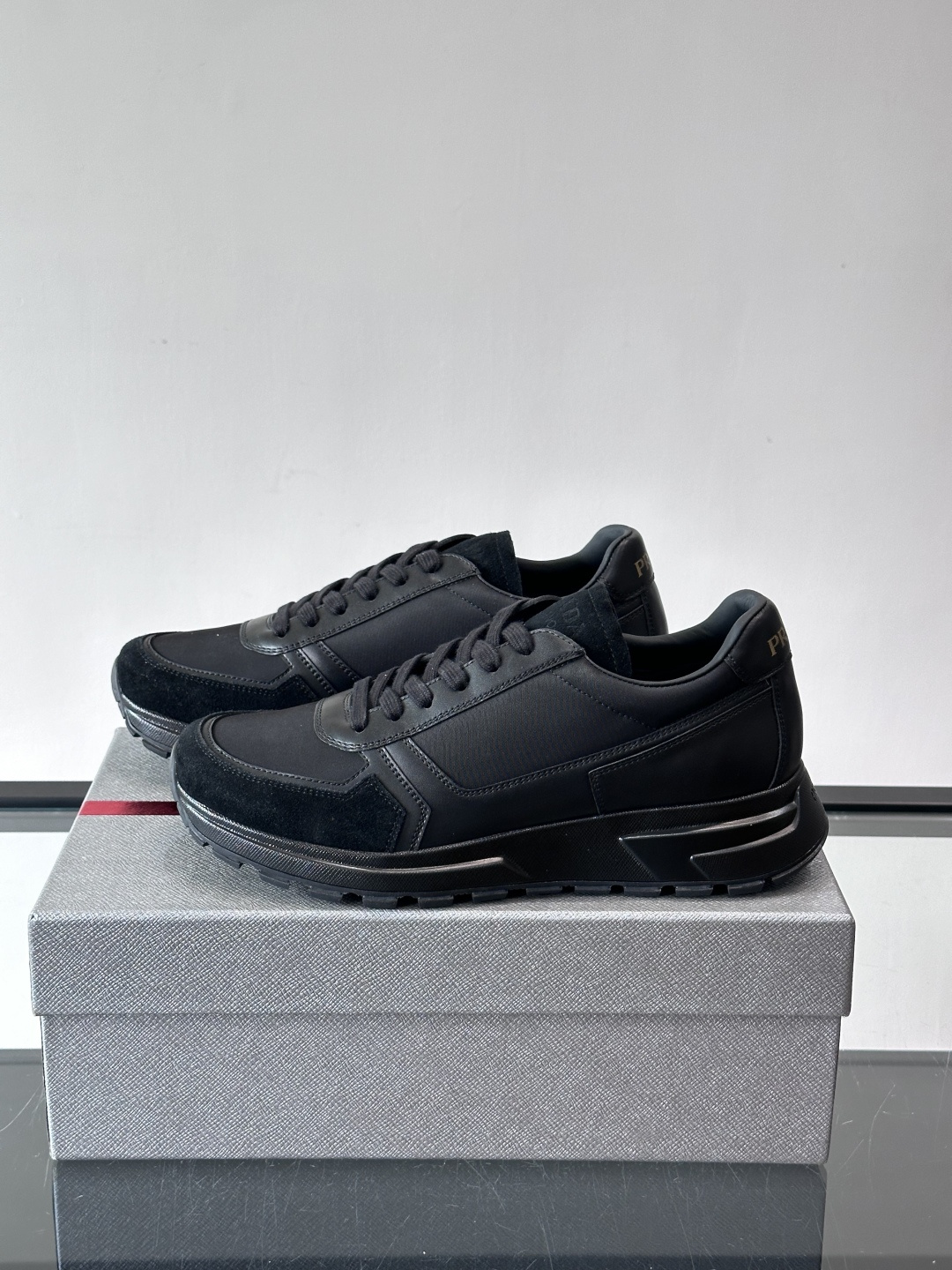 Prada男款厚底运动鞋，牛皮革+透气网面。低调奢华感满满✨。厚底设计不仅增高，还超舒适，日常穿搭或轻运