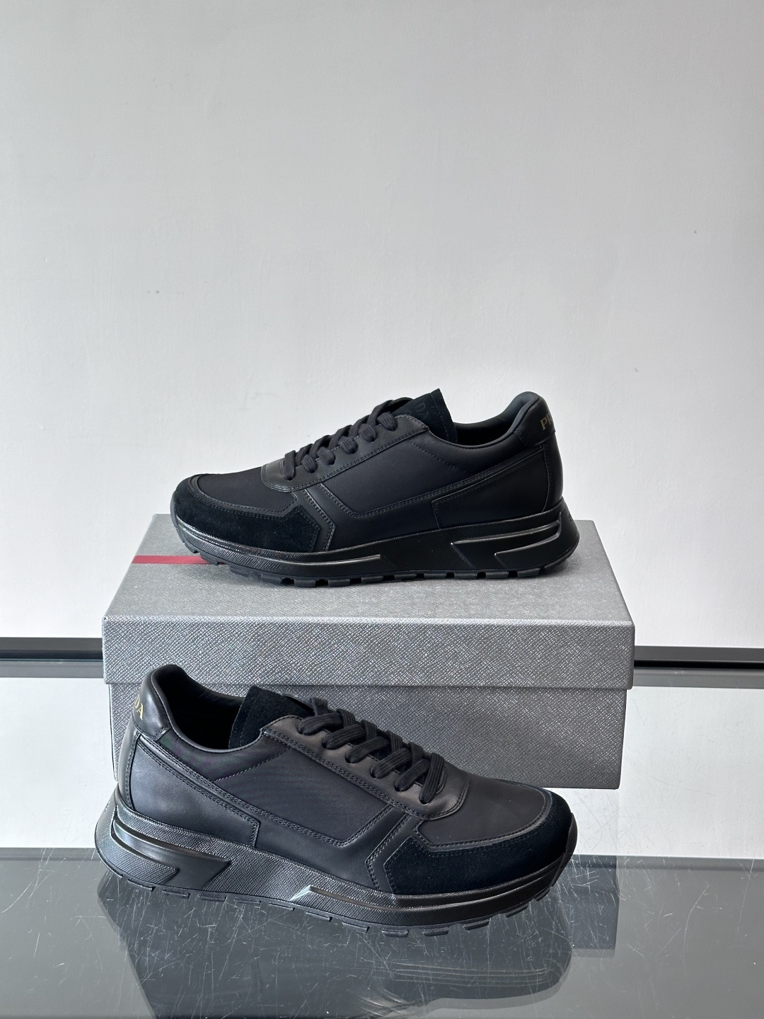 Prada男款厚底运动鞋，牛皮革+透气网面。低调奢华感满满✨。厚底设计不仅增高，还超舒适，日常穿搭或轻运