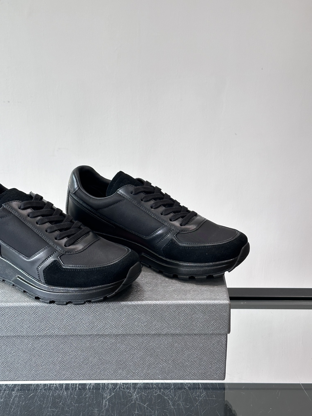 Prada男款厚底运动鞋，牛皮革+透气网面。低调奢华感满满✨。厚底设计不仅增高，还超舒适，日常穿搭或轻运