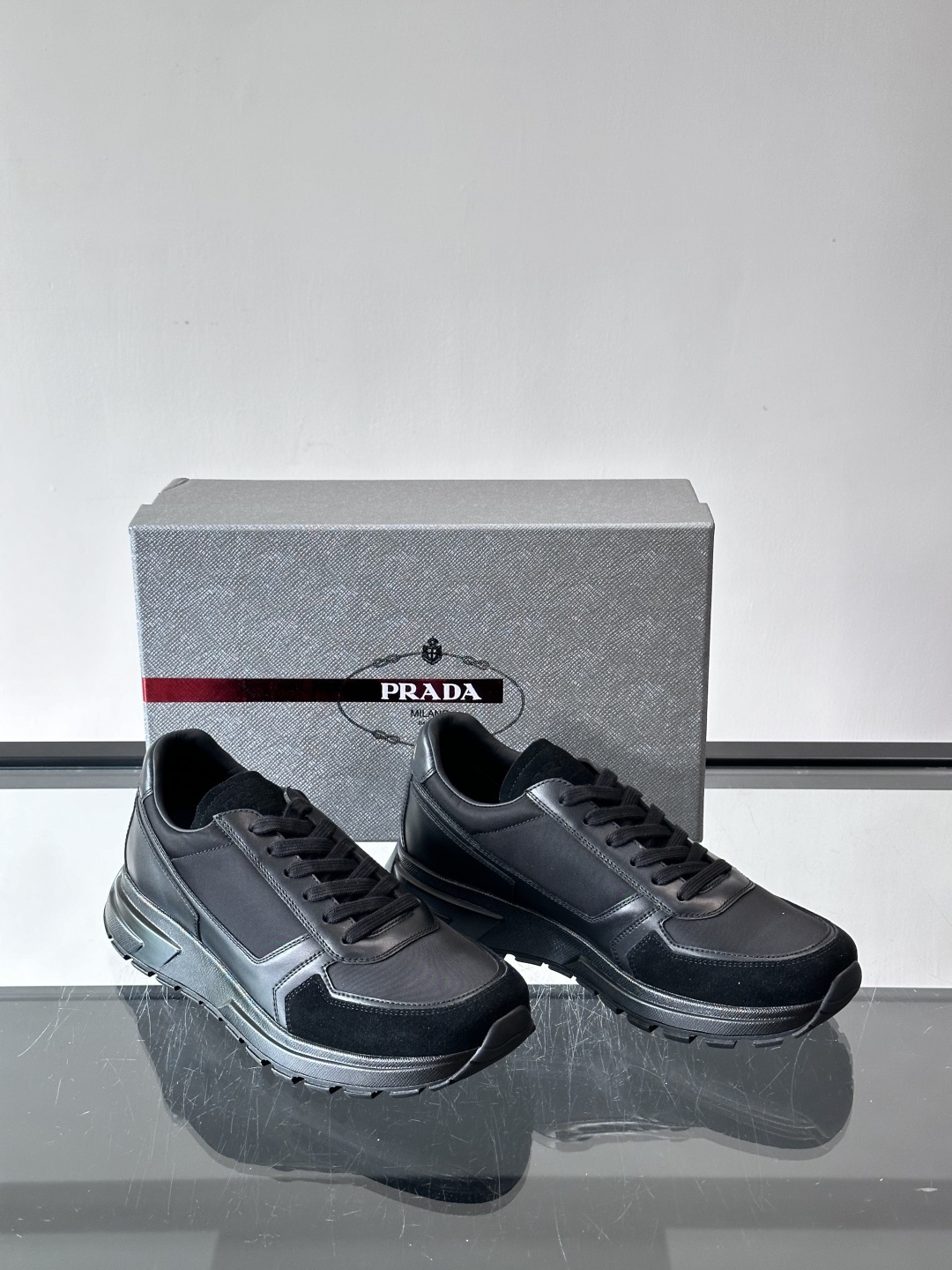 Prada男款厚底运动鞋，牛皮革+透气网面。低调奢华感满满✨。厚底设计不仅增高，还超舒适，日常穿搭或轻运
