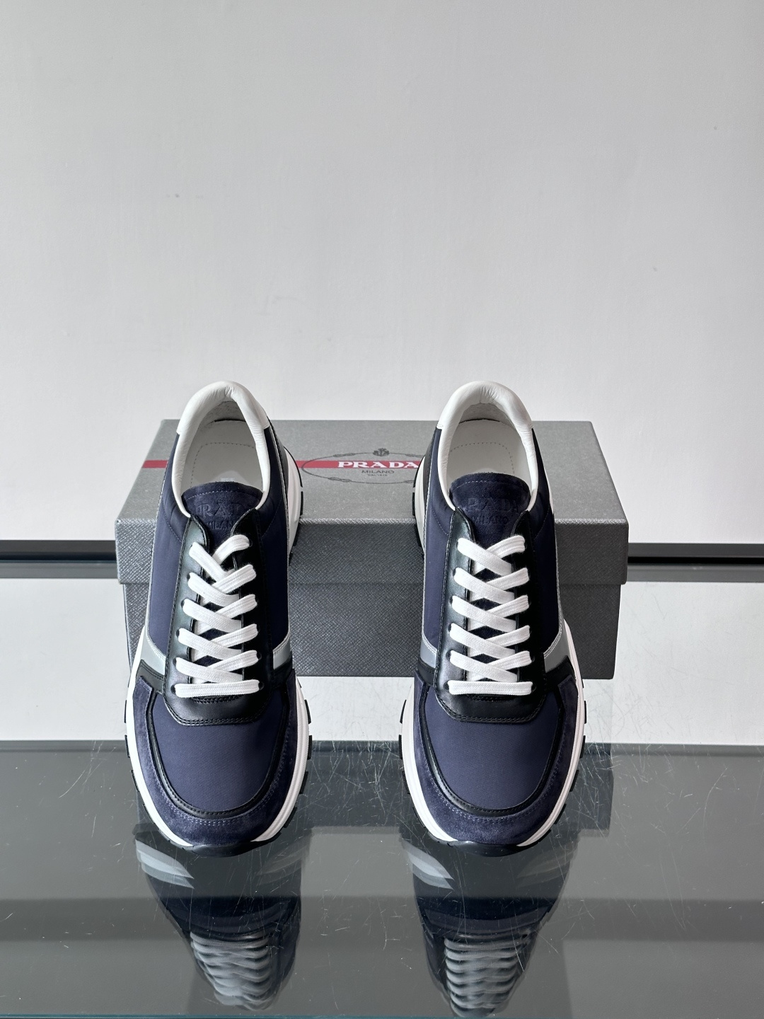 Prada男款厚底运动鞋，牛皮革+透气网面。低调奢华感满满✨。厚底设计不仅增高，还超舒适，日常穿搭或轻运