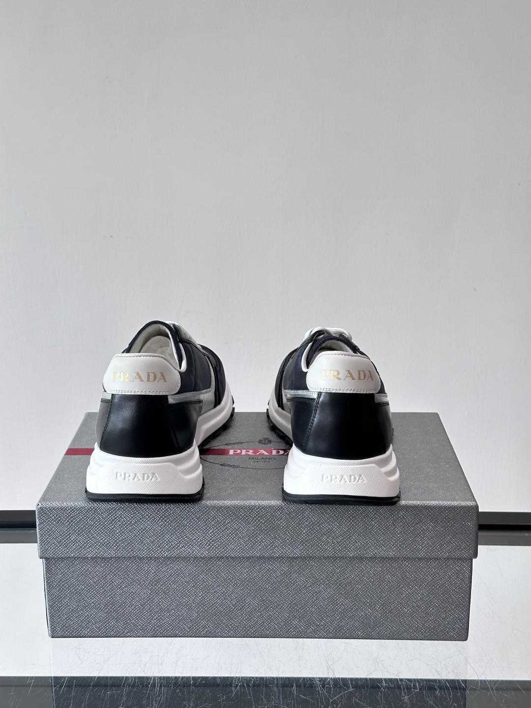 Prada男款厚底运动鞋，牛皮革+透气网面。低调奢华感满满✨。厚底设计不仅增高，还超舒适，日常穿搭或轻运