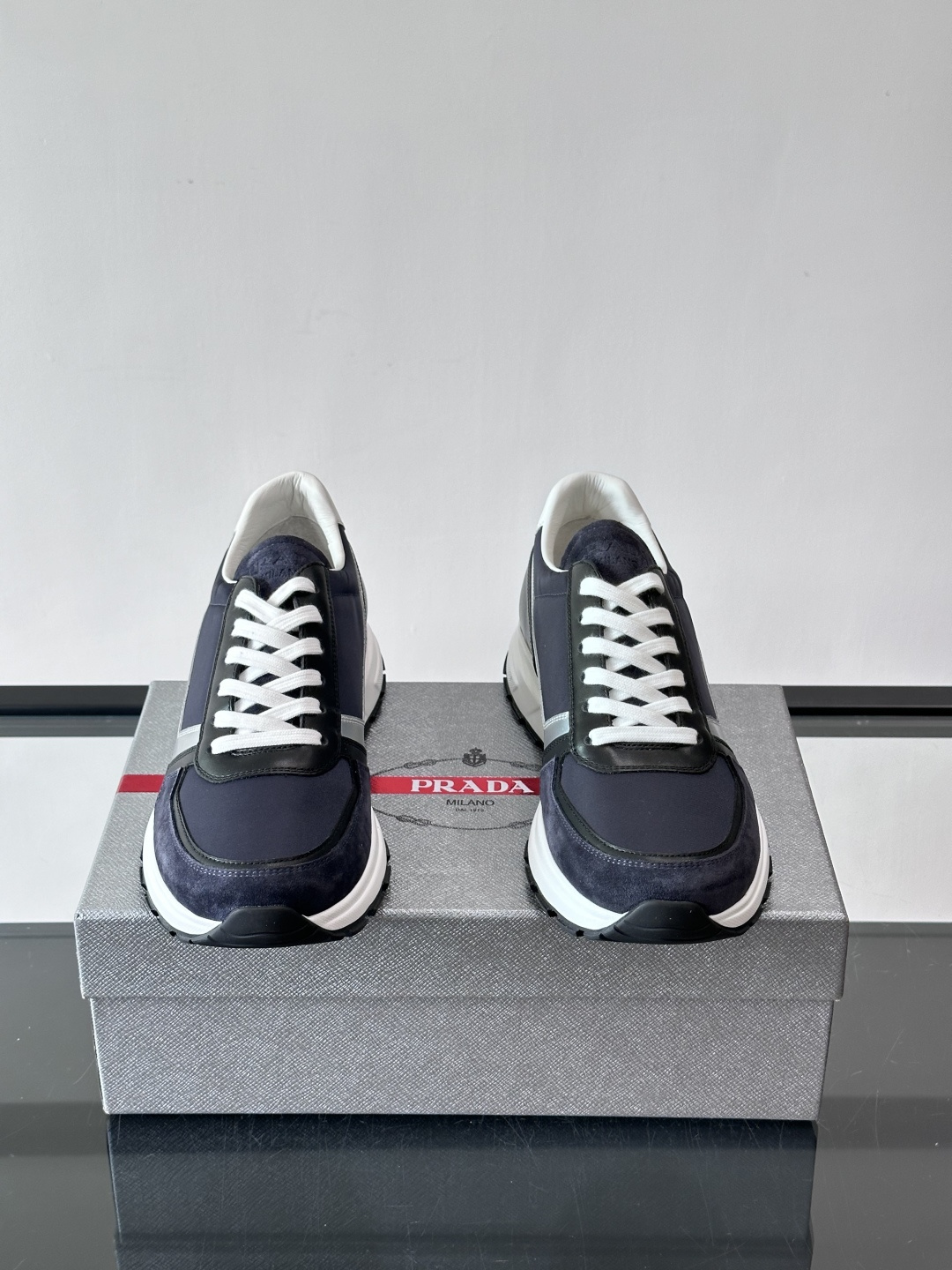 Prada男款厚底运动鞋，牛皮革+透气网面。低调奢华感满满✨。厚底设计不仅增高，还超舒适，日常穿搭或轻运