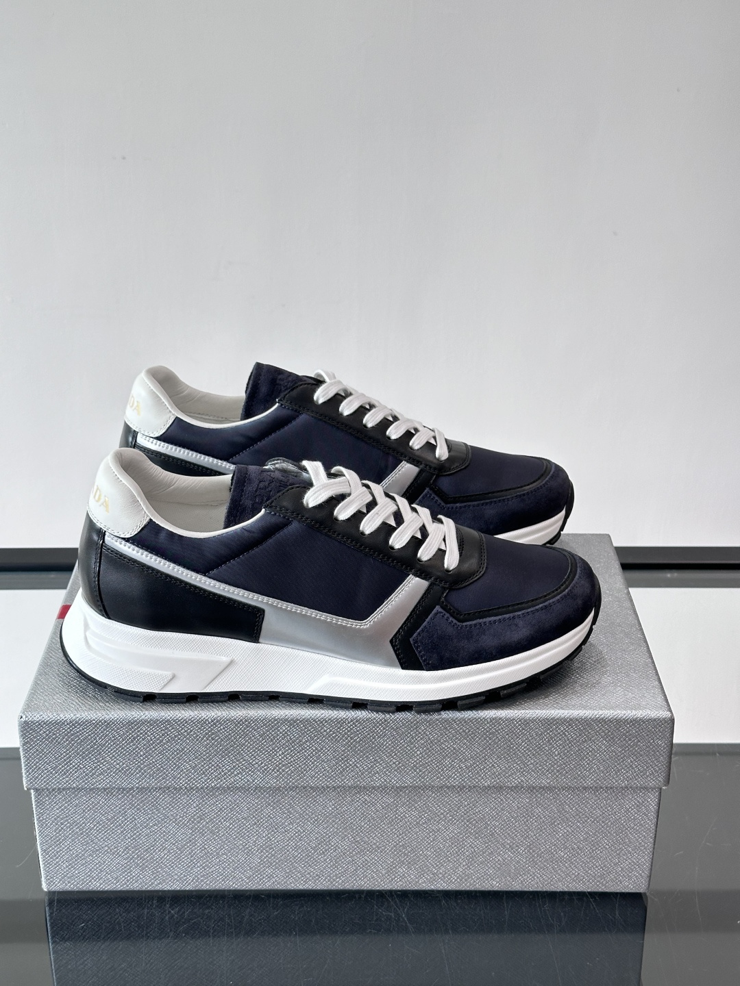 Prada男款厚底运动鞋，牛皮革+透气网面。低调奢华感满满✨。厚底设计不仅增高，还超舒适，日常穿搭或轻运