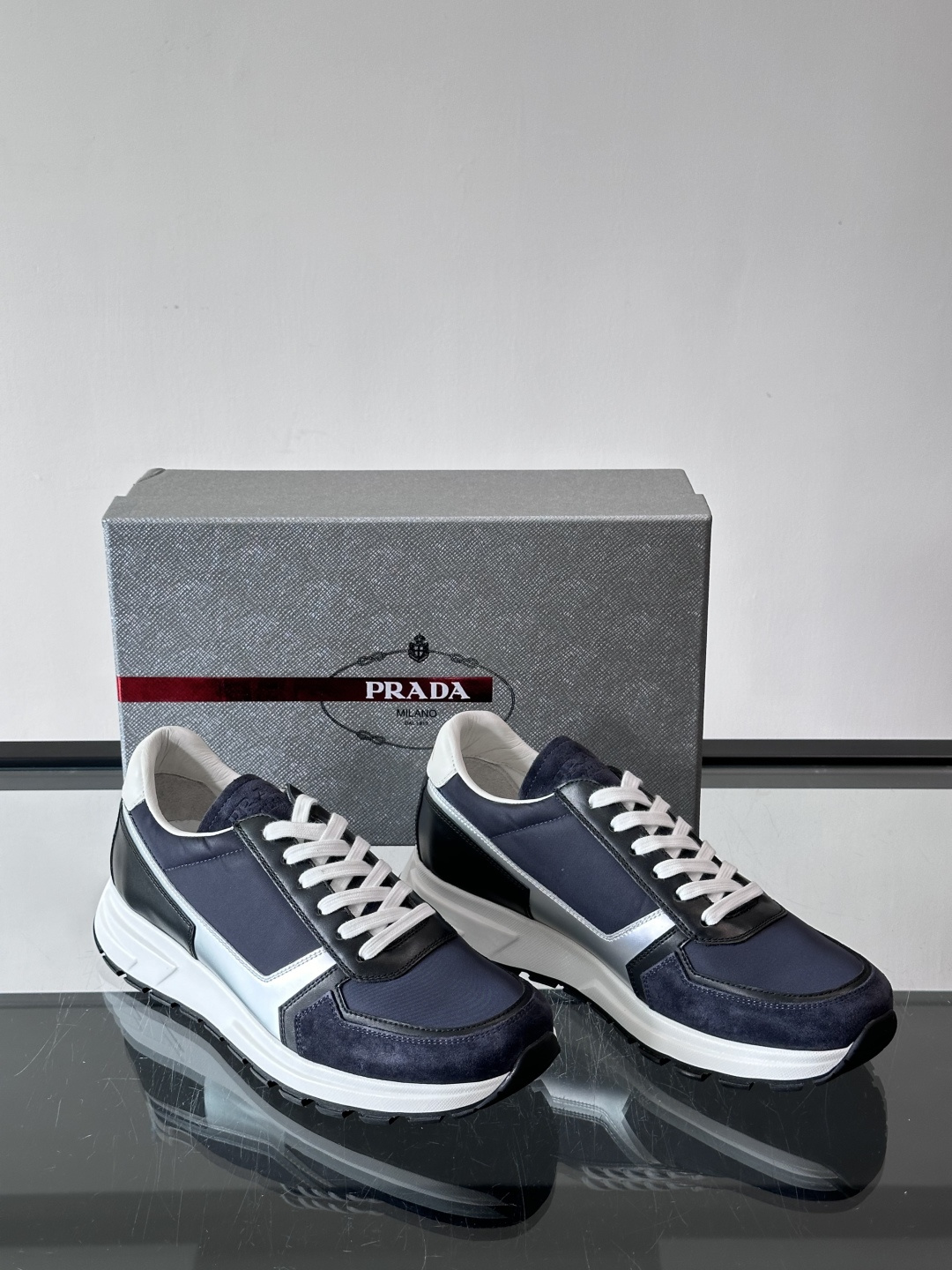 Prada男款厚底运动鞋，牛皮革+透气网面。低调奢华感满满✨。厚底设计不仅增高，还超舒适，日常穿搭或轻运