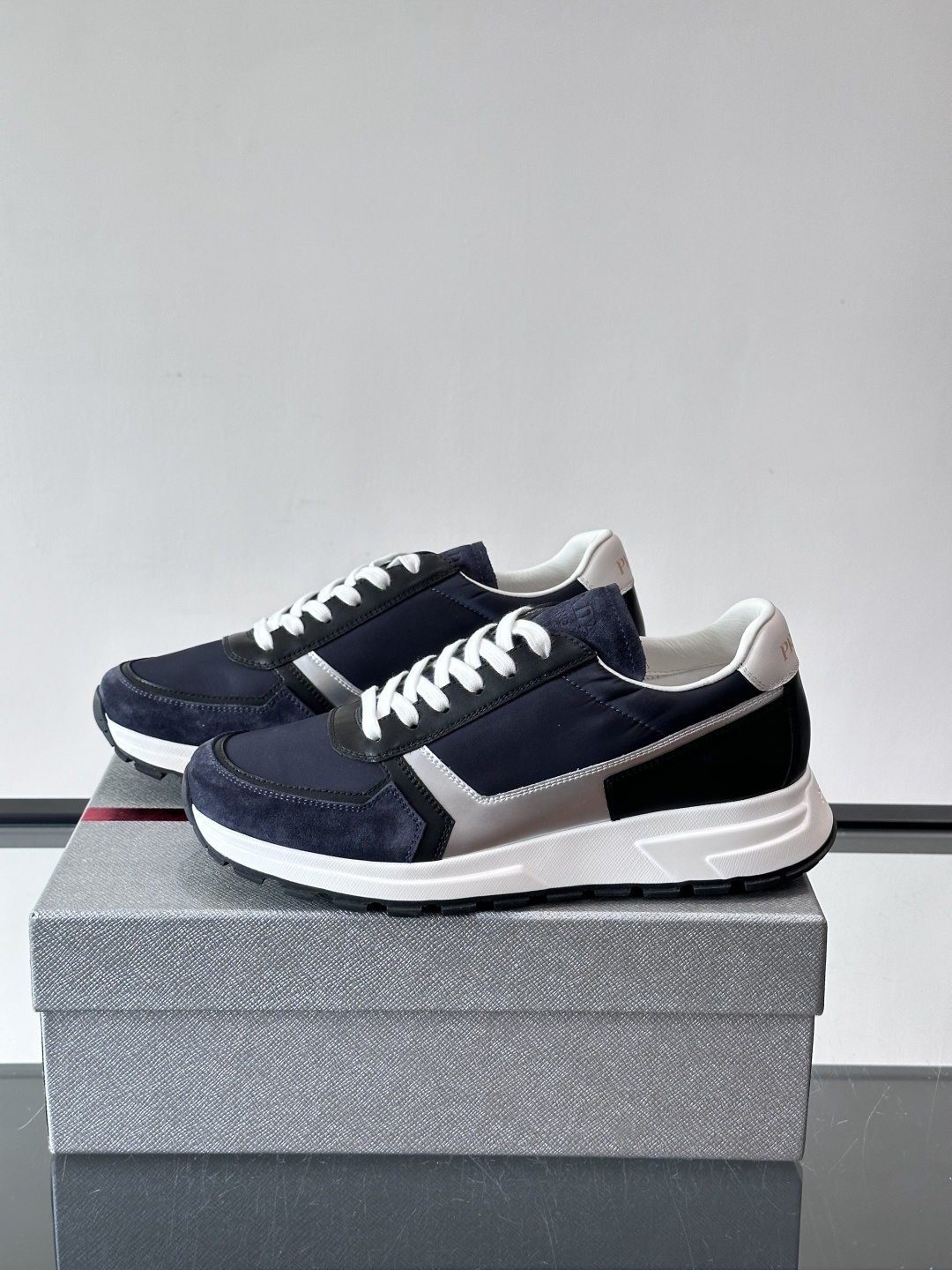 Prada男款厚底运动鞋，牛皮革+透气网面。低调奢华感满满✨。厚底设计不仅增高，还超舒适，日常穿搭或轻运