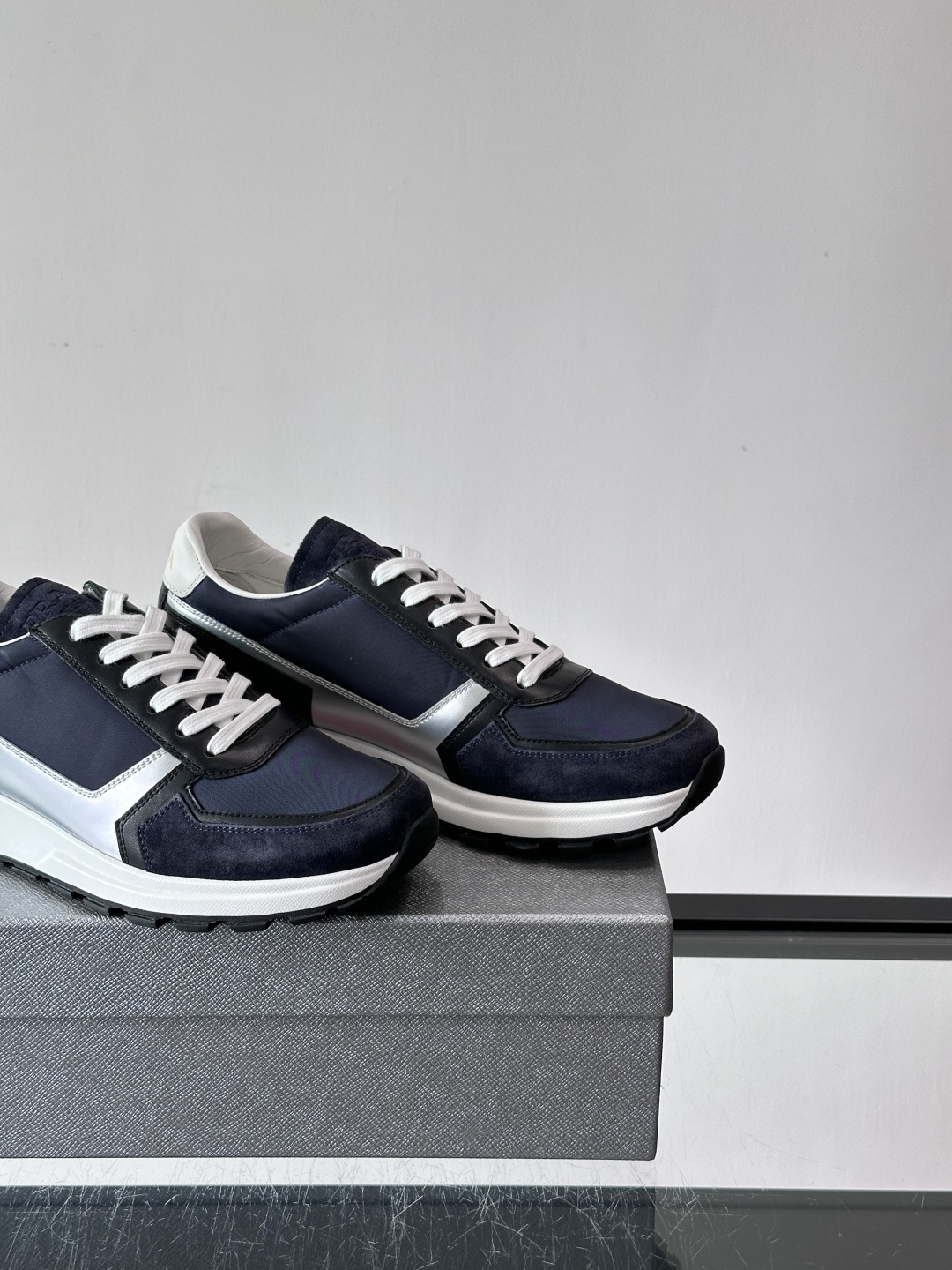 Prada男款厚底运动鞋，牛皮革+透气网面。低调奢华感满满✨。厚底设计不仅增高，还超舒适，日常穿搭或轻运