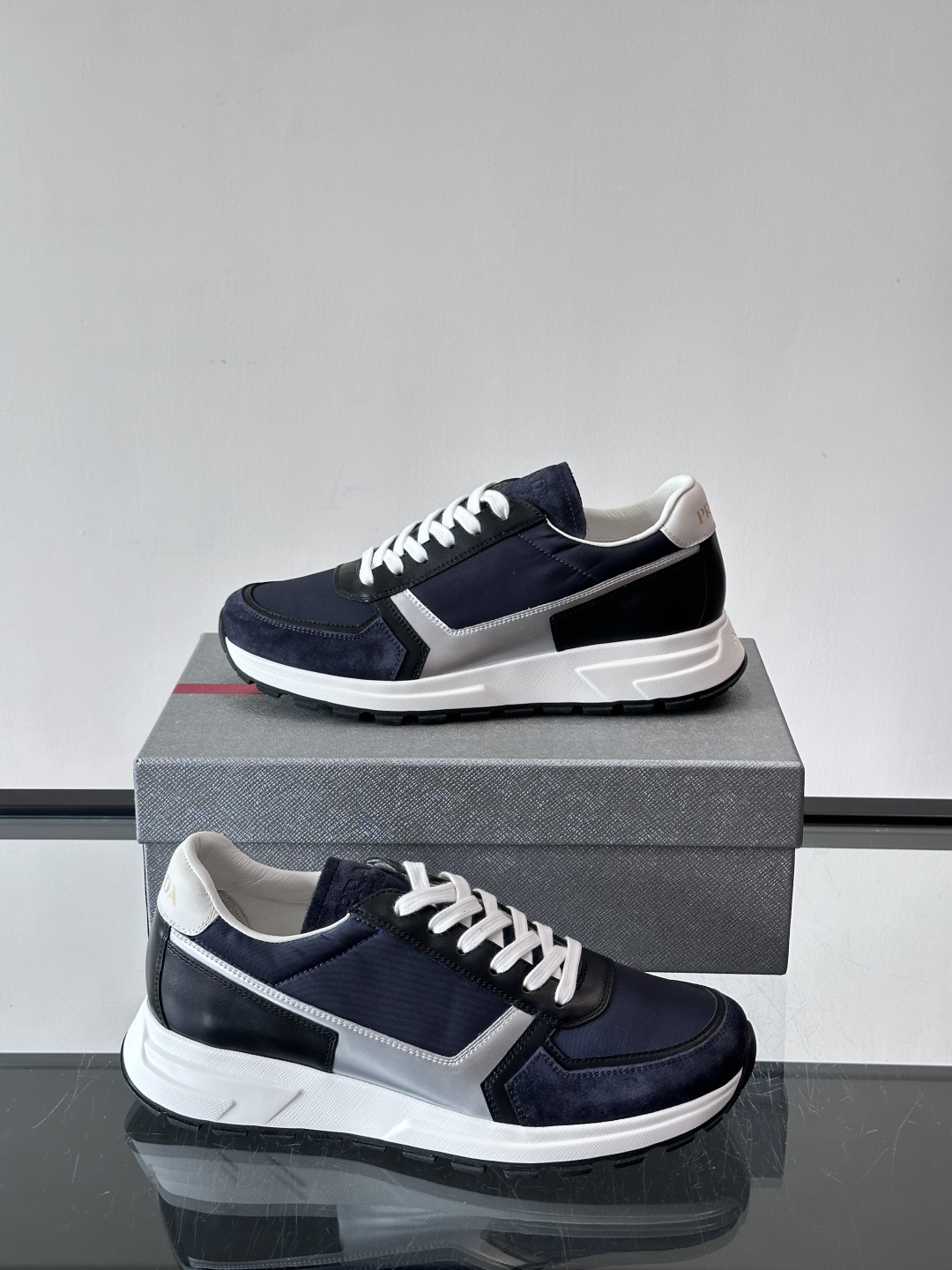 Prada男款厚底运动鞋，牛皮革+透气网面。低调奢华感满满✨。厚底设计不仅增高，还超舒适，日常穿搭或轻运