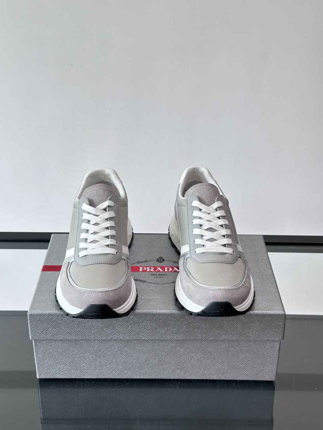 Prada男款厚底运动鞋，牛皮革+透气网面。低调奢华感满满✨。厚底设计不仅增高，还超舒适，日常穿搭或轻运