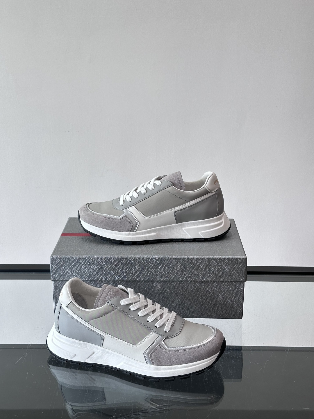 Prada男款厚底运动鞋，牛皮革+透气网面。低调奢华感满满✨。厚底设计不仅增高，还超舒适，日常穿搭或轻运