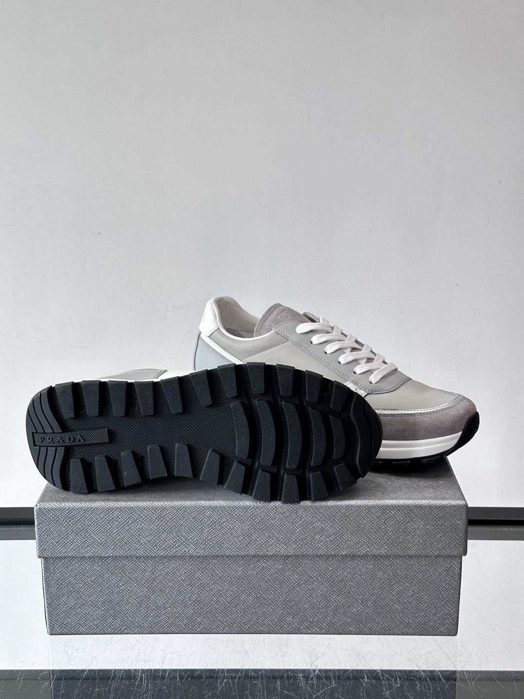 Prada男款厚底运动鞋，牛皮革+透气网面。低调奢华感满满✨。厚底设计不仅增高，还超舒适，日常穿搭或轻运