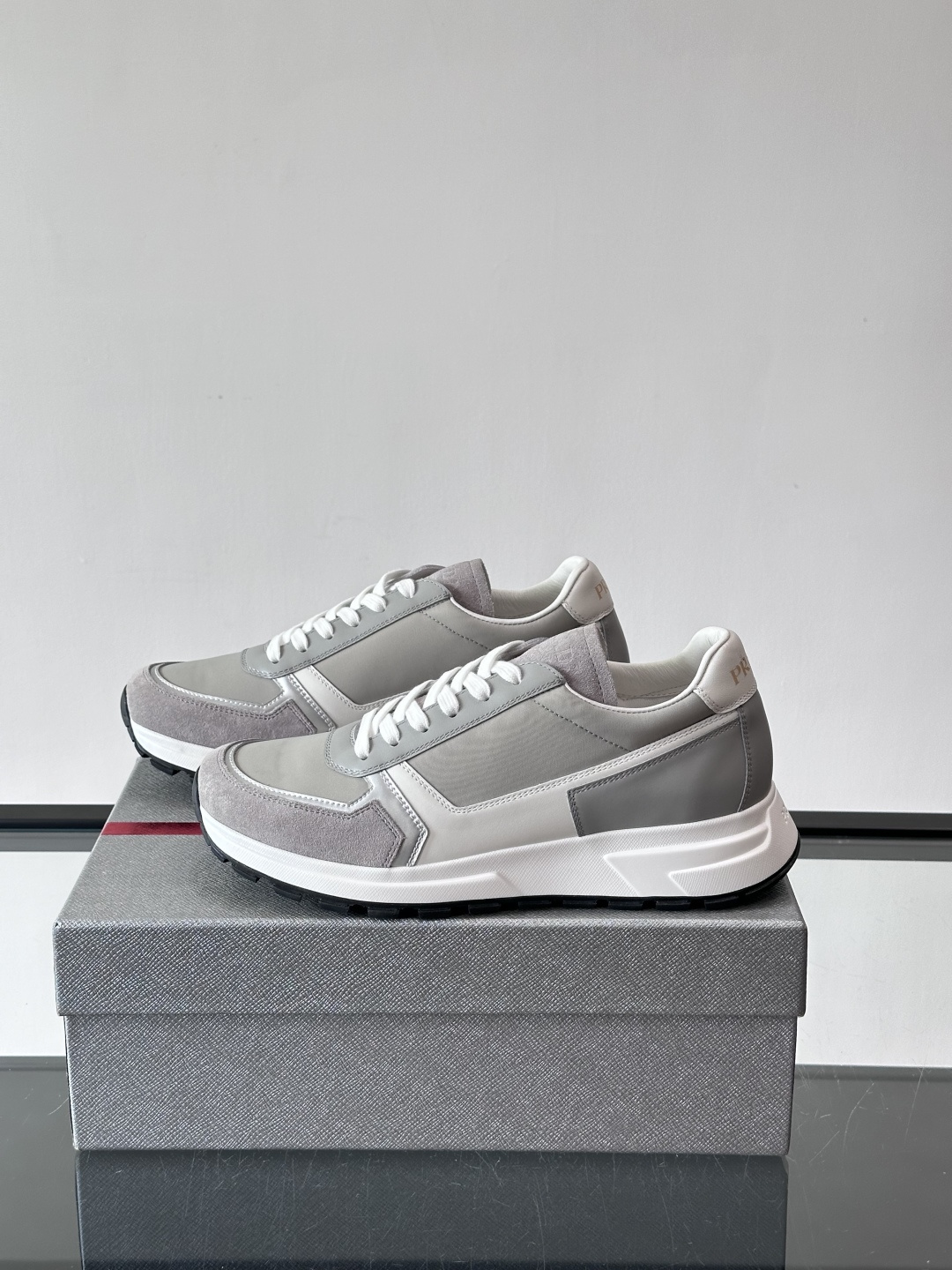 Prada男款厚底运动鞋，牛皮革+透气网面。低调奢华感满满✨。厚底设计不仅增高，还超舒适，日常穿搭或轻运