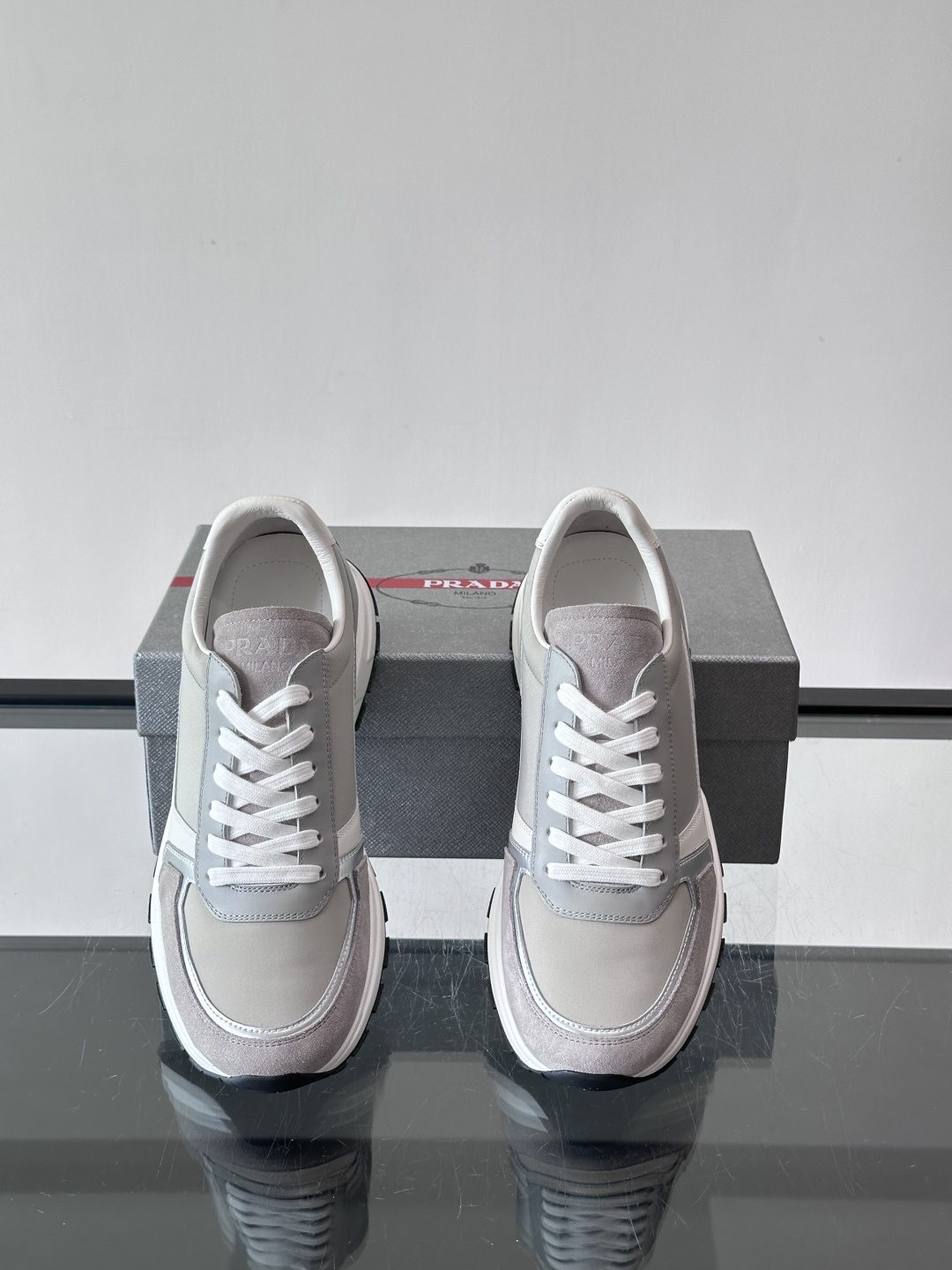 Prada男款厚底运动鞋，牛皮革+透气网面。低调奢华感满满✨。厚底设计不仅增高，还超舒适，日常穿搭或轻运