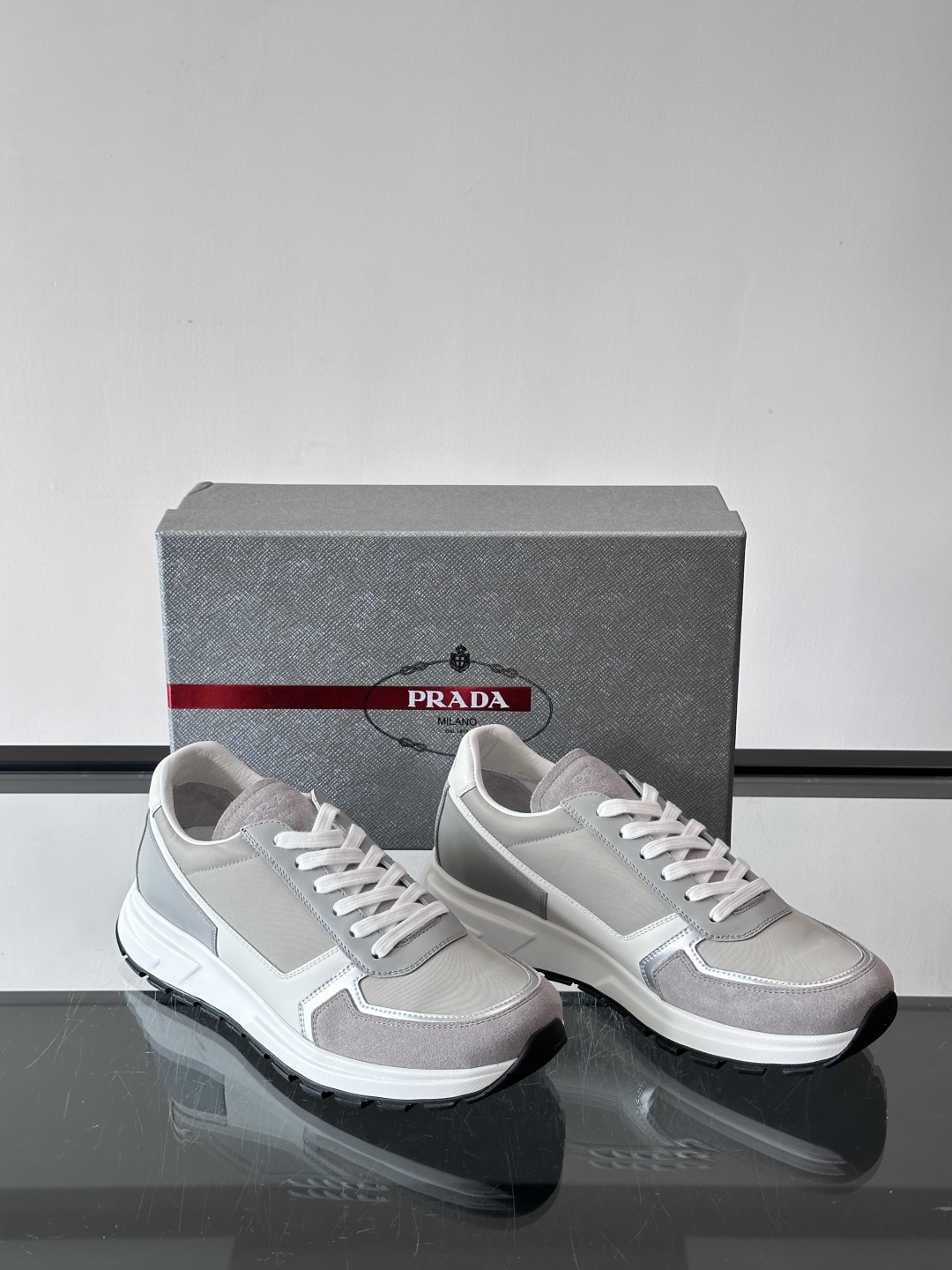 Prada男款厚底运动鞋，牛皮革+透气网面。低调奢华感满满✨。厚底设计不仅增高，还超舒适，日常穿搭或轻运