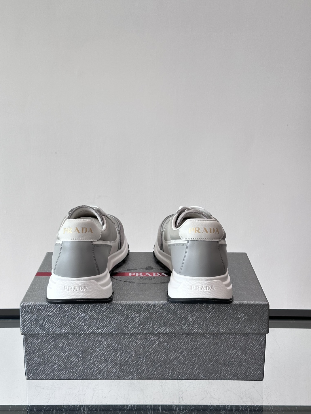 Prada男款厚底运动鞋，牛皮革+透气网面。低调奢华感满满✨。厚底设计不仅增高，还超舒适，日常穿搭或轻运
