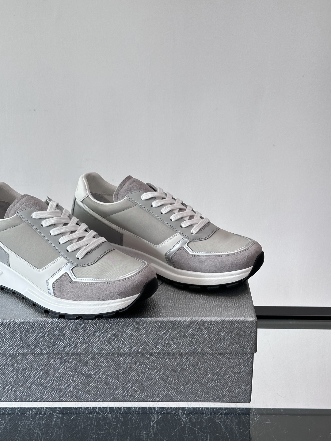 Prada男款厚底运动鞋，牛皮革+透气网面。低调奢华感满满✨。厚底设计不仅增高，还超舒适，日常穿搭或轻运