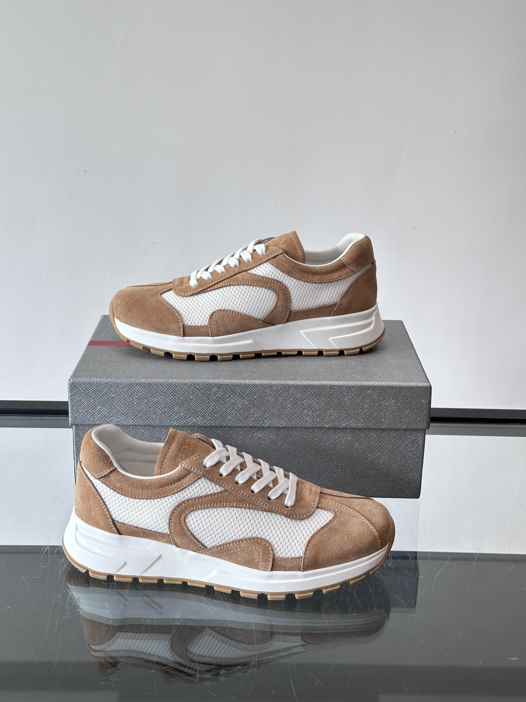 Prada男款厚底运动鞋，牛皮革+透气网面。低调奢华感满满✨。厚底设计不仅增高，还超舒适，日常穿搭或轻运