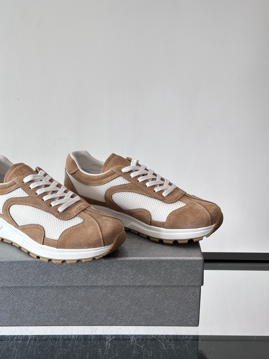 Prada男款厚底运动鞋，牛皮革+透气网面。低调奢华感满满✨。厚底设计不仅增高，还超舒适，日常穿搭或轻运