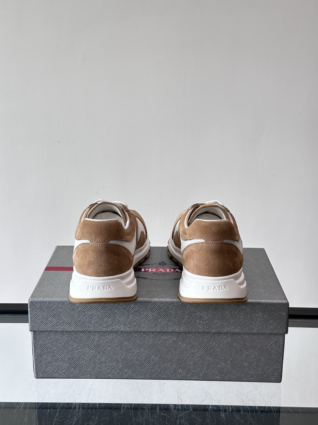 Prada男款厚底运动鞋，牛皮革+透气网面。低调奢华感满满✨。厚底设计不仅增高，还超舒适，日常穿搭或轻运