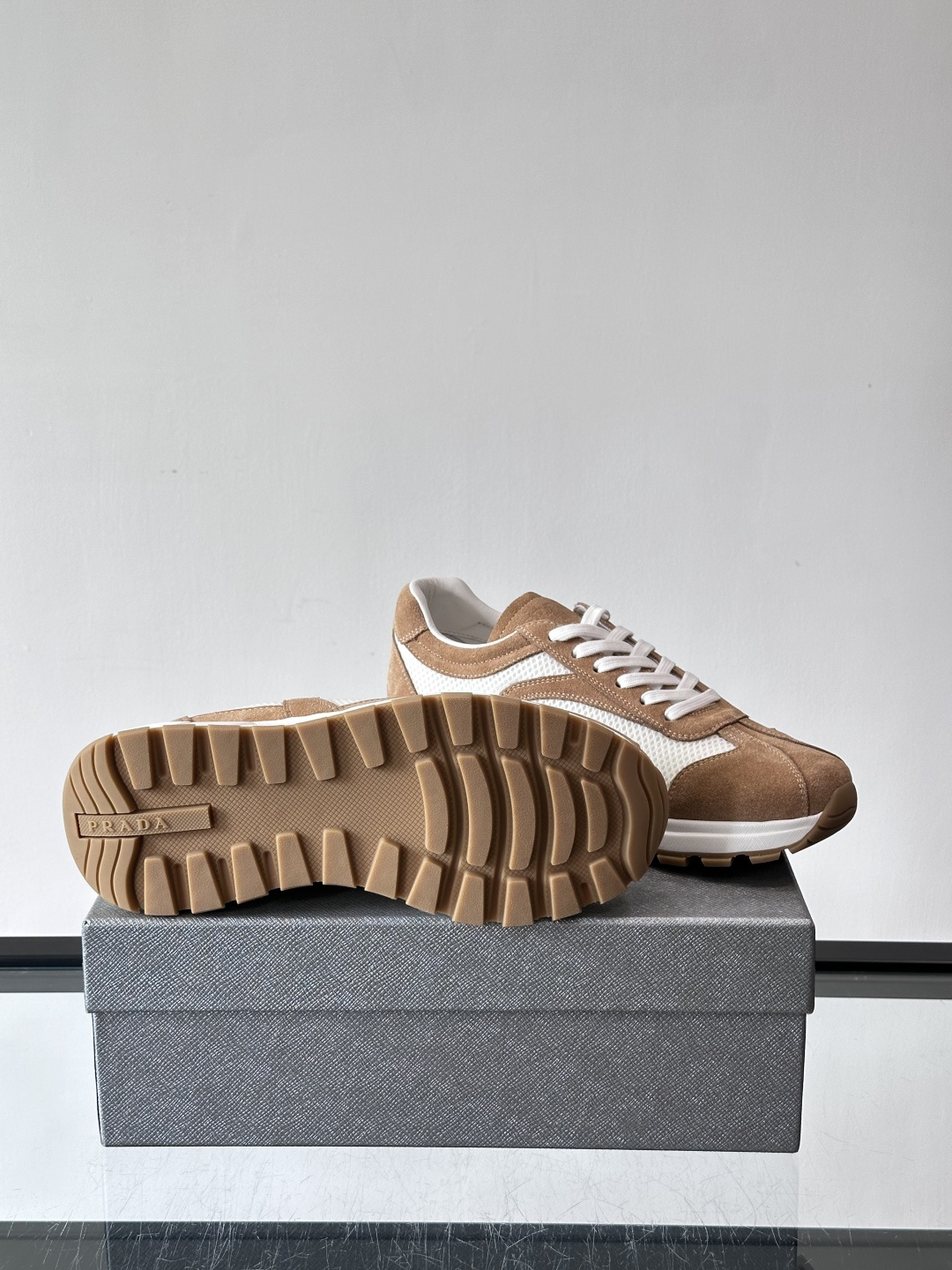 Prada男款厚底运动鞋，牛皮革+透气网面。低调奢华感满满✨。厚底设计不仅增高，还超舒适，日常穿搭或轻运