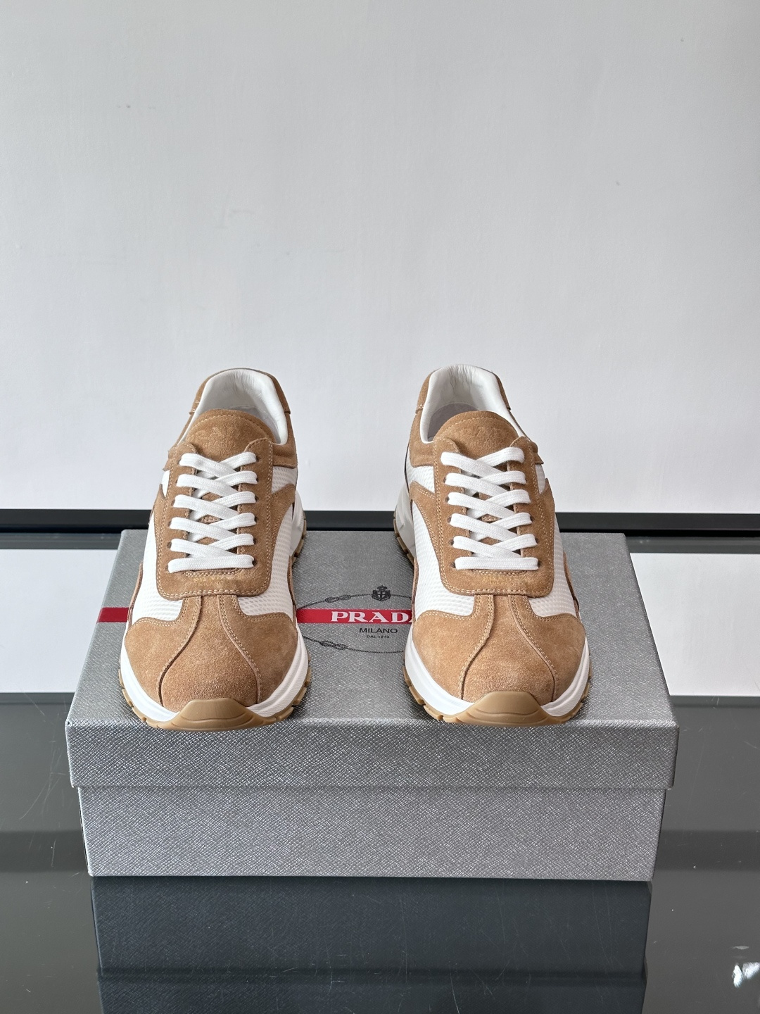 Prada男款厚底运动鞋，牛皮革+透气网面。低调奢华感满满✨。厚底设计不仅增高，还超舒适，日常穿搭或轻运