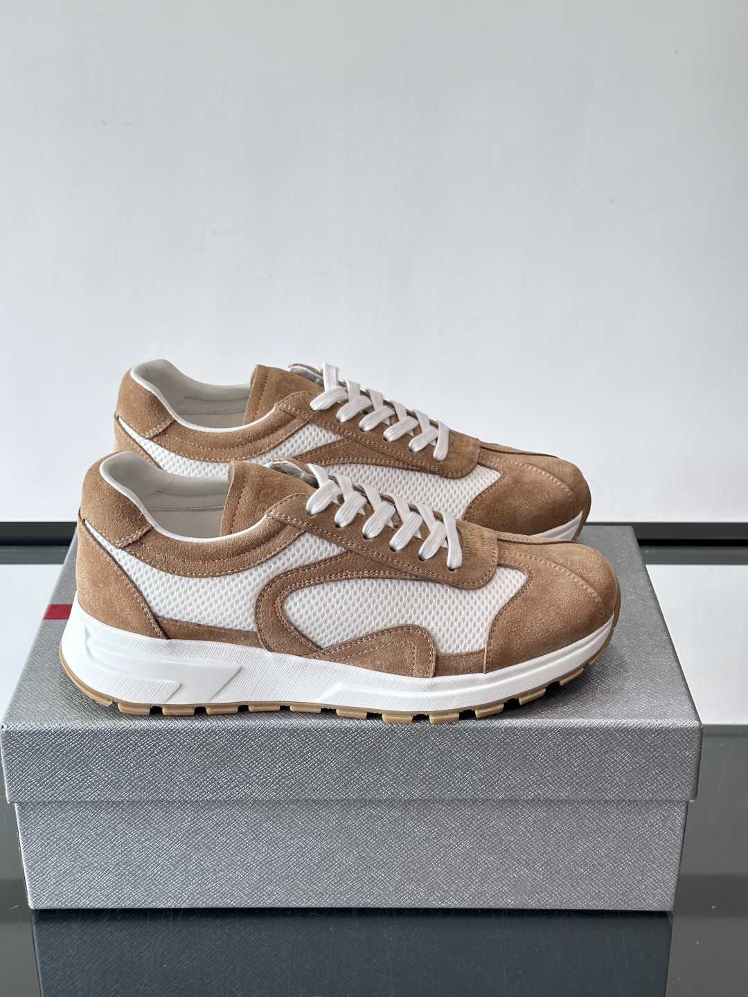 Prada男款厚底运动鞋，牛皮革+透气网面。低调奢华感满满✨。厚底设计不仅增高，还超舒适，日常穿搭或轻运