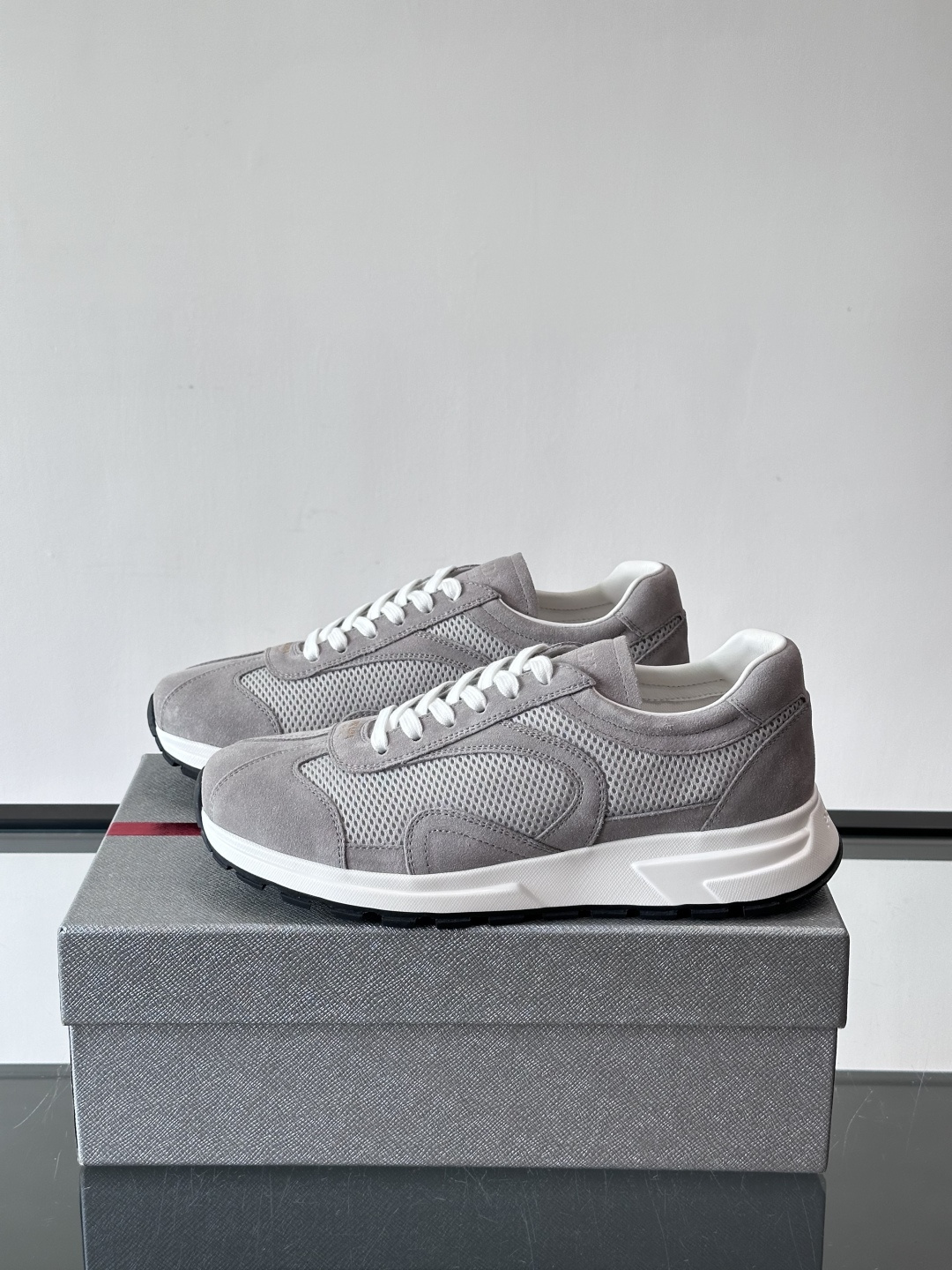 Prada男款厚底运动鞋，牛皮革+透气网面。低调奢华感满满✨。厚底设计不仅增高，还超舒适，日常穿搭或轻运