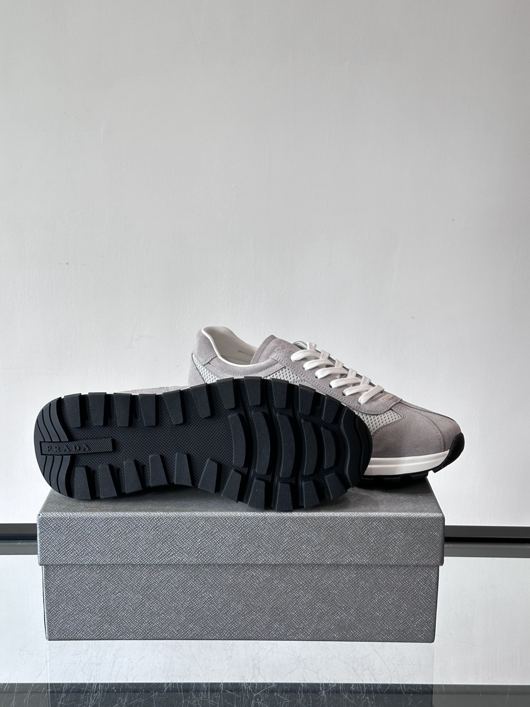 Prada男款厚底运动鞋，牛皮革+透气网面。低调奢华感满满✨。厚底设计不仅增高，还超舒适，日常穿搭或轻运
