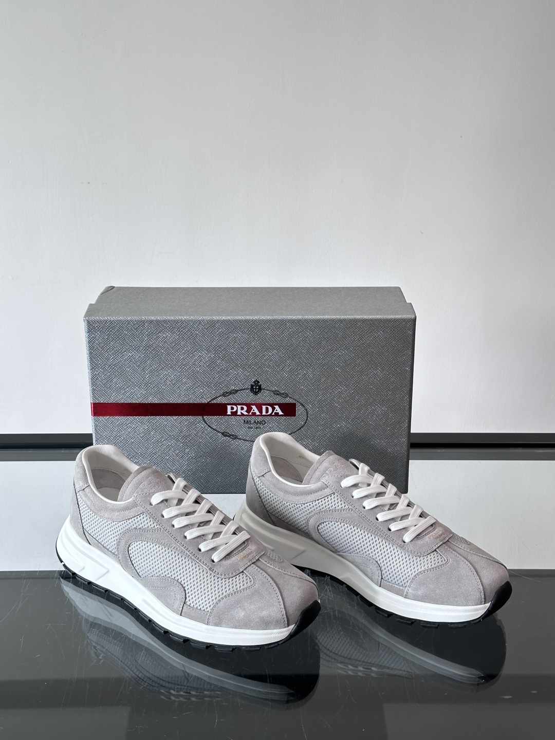 Prada男款厚底运动鞋，牛皮革+透气网面。低调奢华感满满✨。厚底设计不仅增高，还超舒适，日常穿搭或轻运