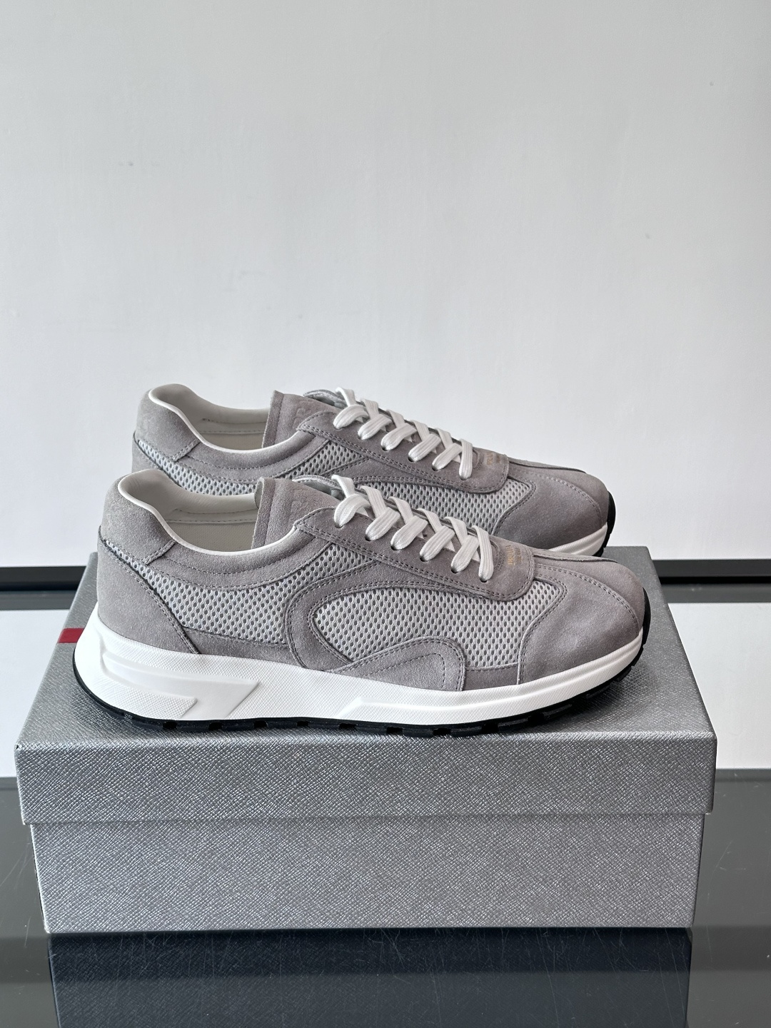 Prada男款厚底运动鞋，牛皮革+透气网面。低调奢华感满满✨。厚底设计不仅增高，还超舒适，日常穿搭或轻运