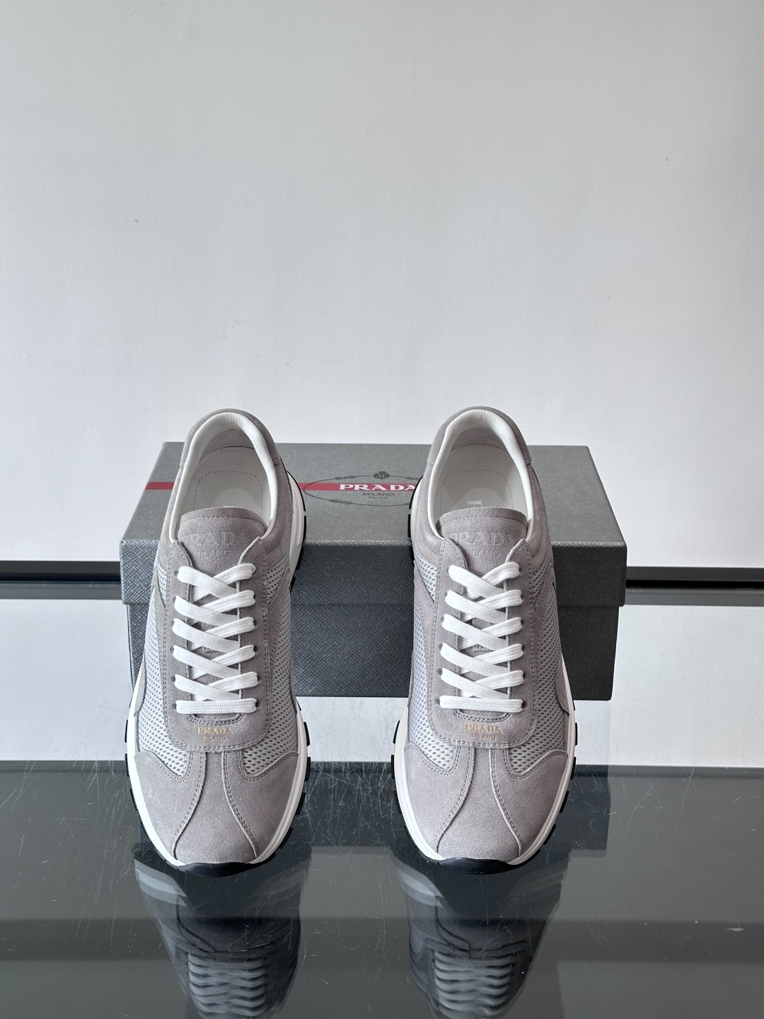Prada男款厚底运动鞋，牛皮革+透气网面。低调奢华感满满✨。厚底设计不仅增高，还超舒适，日常穿搭或轻运