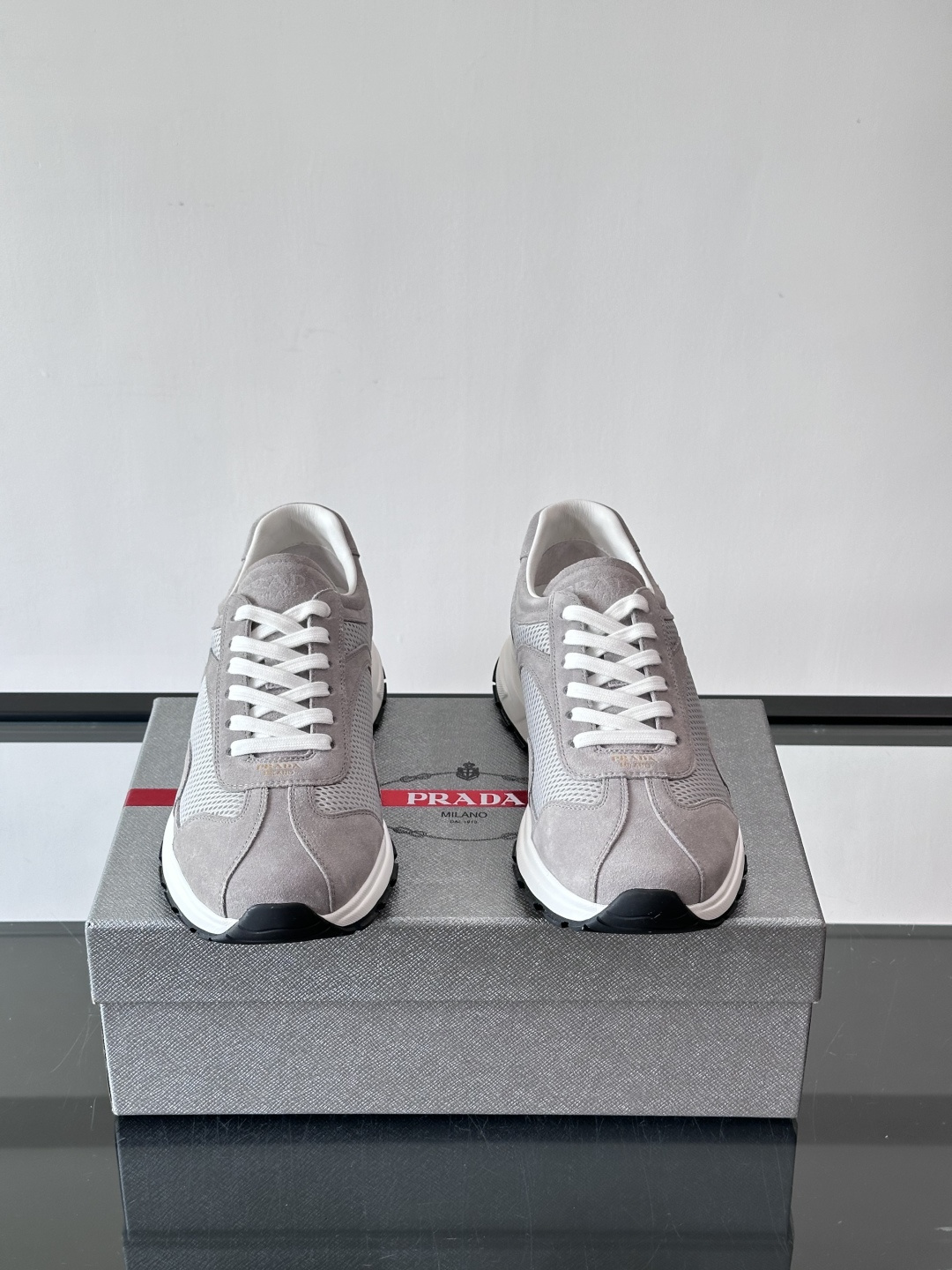 Prada男款厚底运动鞋，牛皮革+透气网面。低调奢华感满满✨。厚底设计不仅增高，还超舒适，日常穿搭或轻运