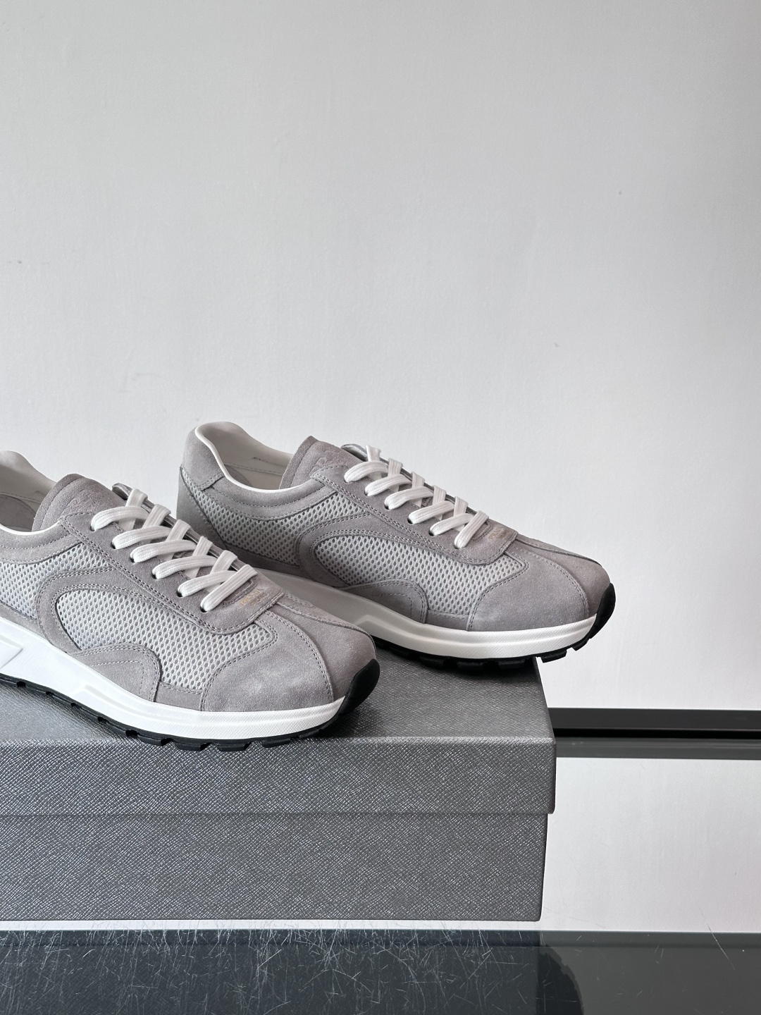 Prada男款厚底运动鞋，牛皮革+透气网面。低调奢华感满满✨。厚底设计不仅增高，还超舒适，日常穿搭或轻运