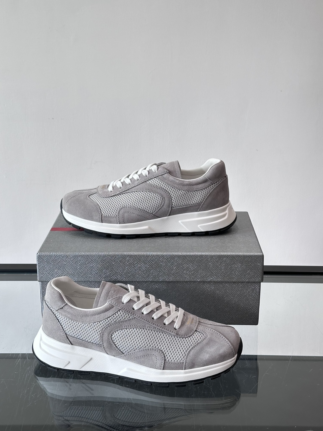 Prada男款厚底运动鞋，牛皮革+透气网面。低调奢华感满满✨。厚底设计不仅增高，还超舒适，日常穿搭或轻运