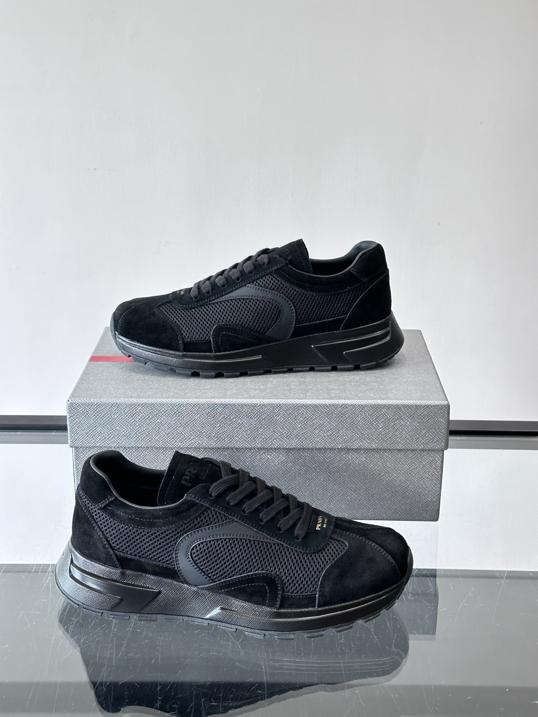 Prada男款厚底运动鞋，牛皮革+透气网面。低调奢华感满满✨。厚底设计不仅增高，还超舒适，日常穿搭或轻运