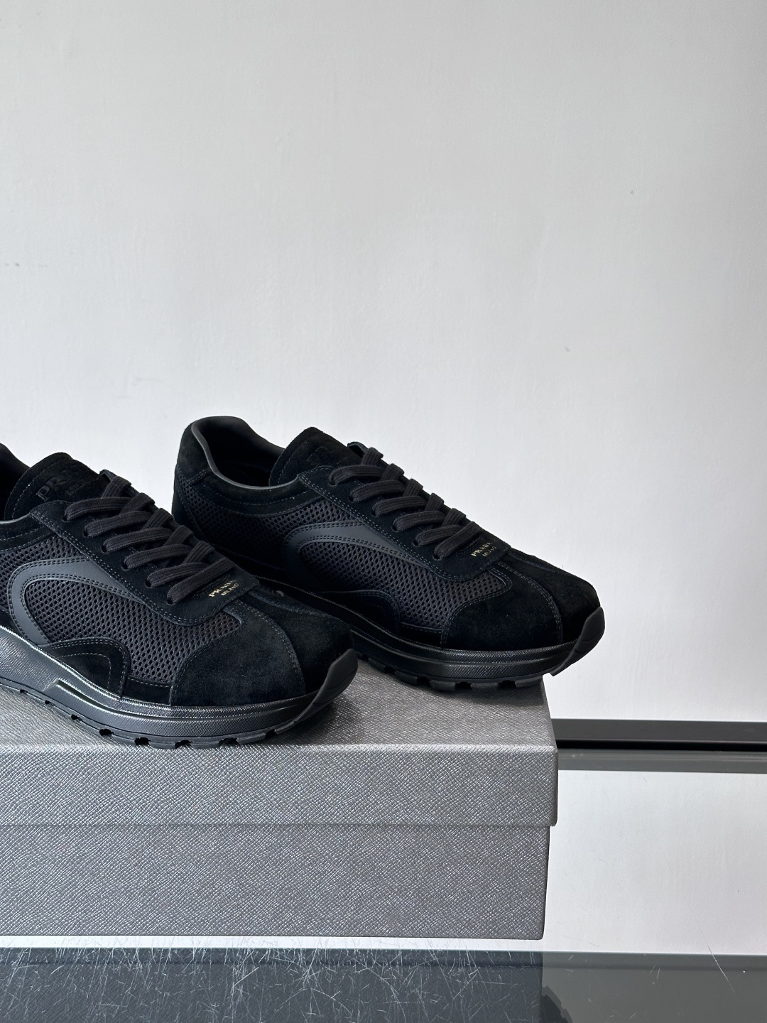 Prada男款厚底运动鞋，牛皮革+透气网面。低调奢华感满满✨。厚底设计不仅增高，还超舒适，日常穿搭或轻运
