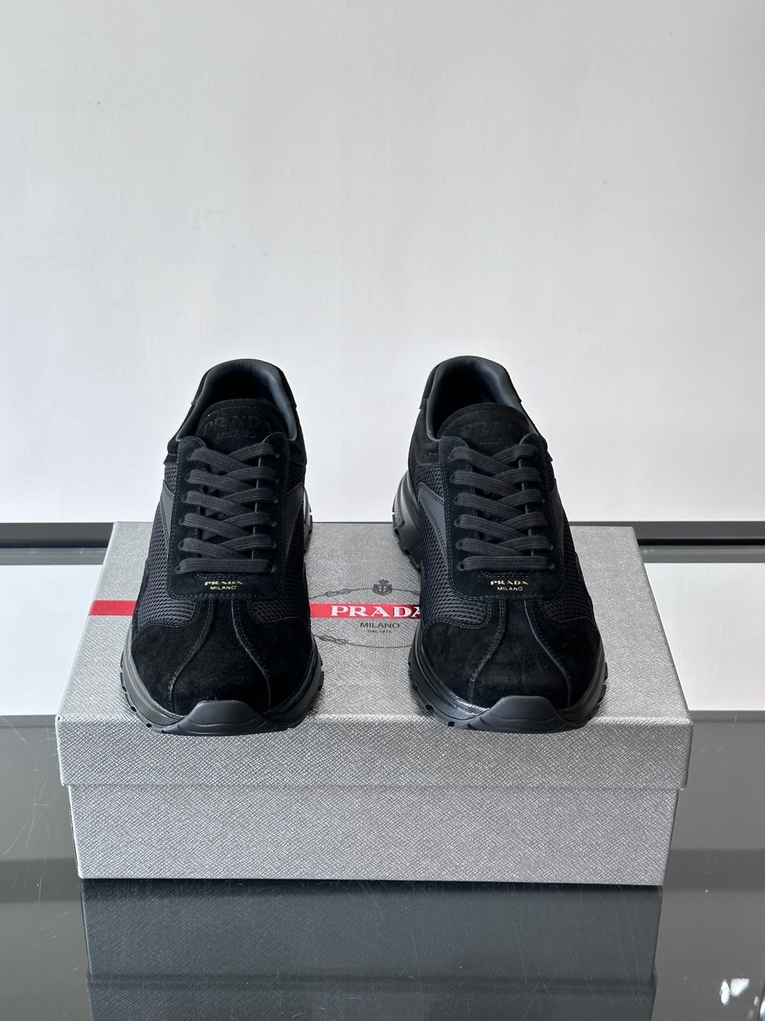Prada男款厚底运动鞋，牛皮革+透气网面。低调奢华感满满✨。厚底设计不仅增高，还超舒适，日常穿搭或轻运