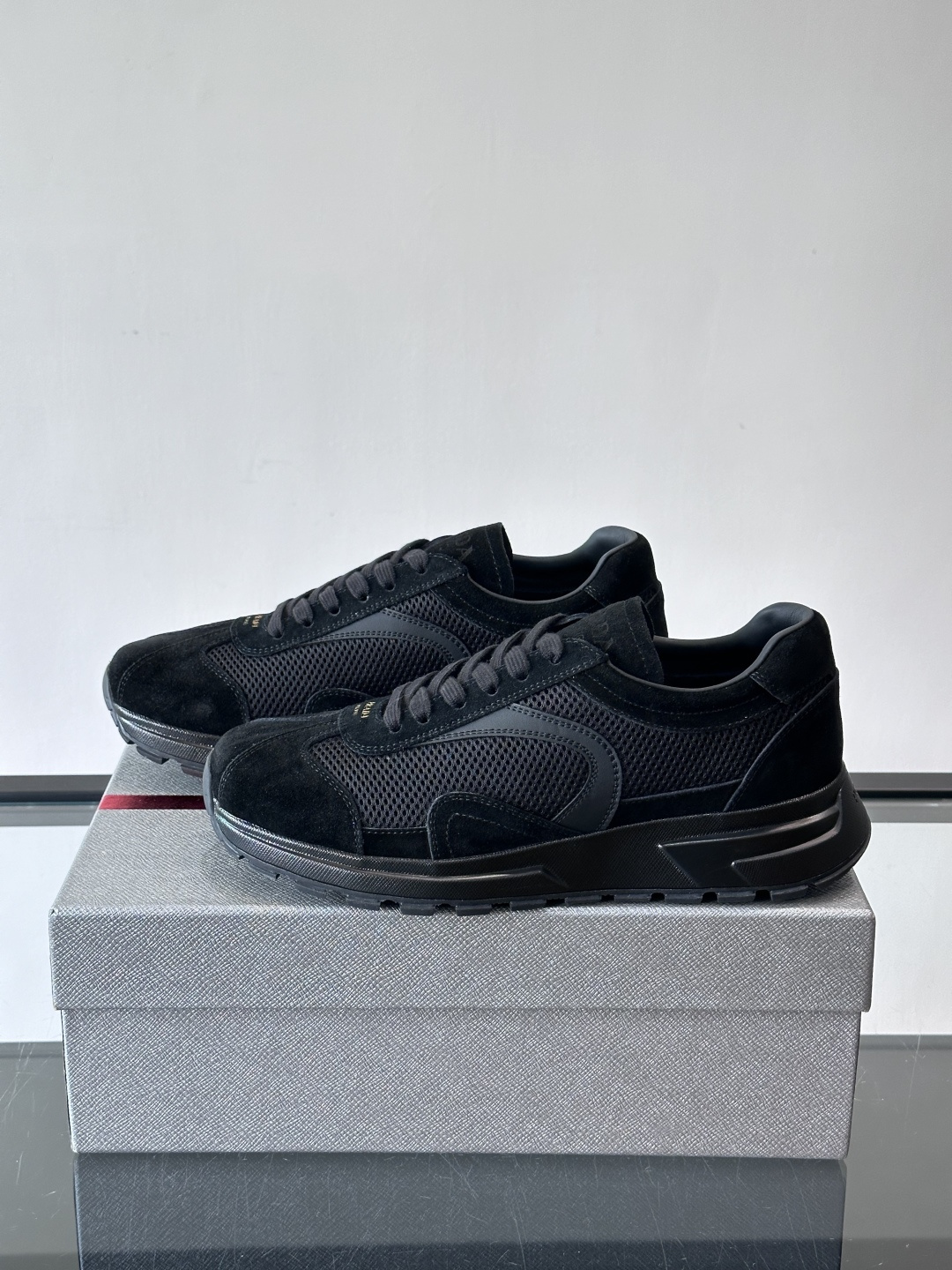 Prada男款厚底运动鞋，牛皮革+透气网面。低调奢华感满满✨。厚底设计不仅增高，还超舒适，日常穿搭或轻运