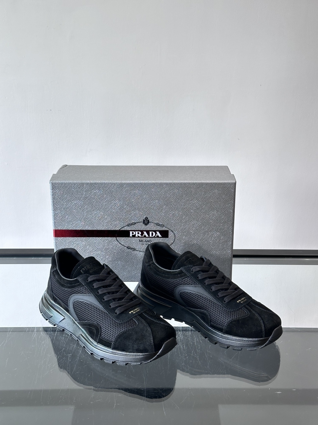 Prada男款厚底运动鞋，牛皮革+透气网面。低调奢华感满满✨。厚底设计不仅增高，还超舒适，日常穿搭或轻运