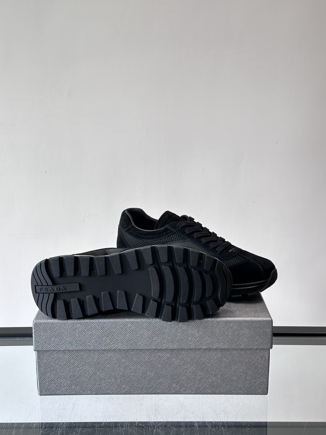 Prada男款厚底运动鞋，牛皮革+透气网面。低调奢华感满满✨。厚底设计不仅增高，还超舒适，日常穿搭或轻运