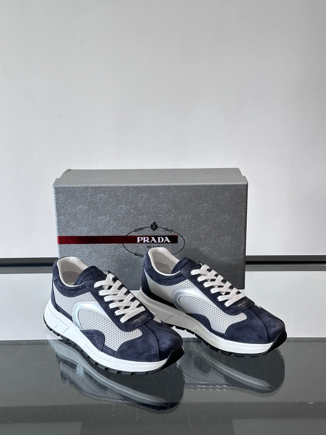 Prada男款厚底运动鞋，牛皮革+透气网面。低调奢华感满满✨。厚底设计不仅增高，还超舒适，日常穿搭或轻运