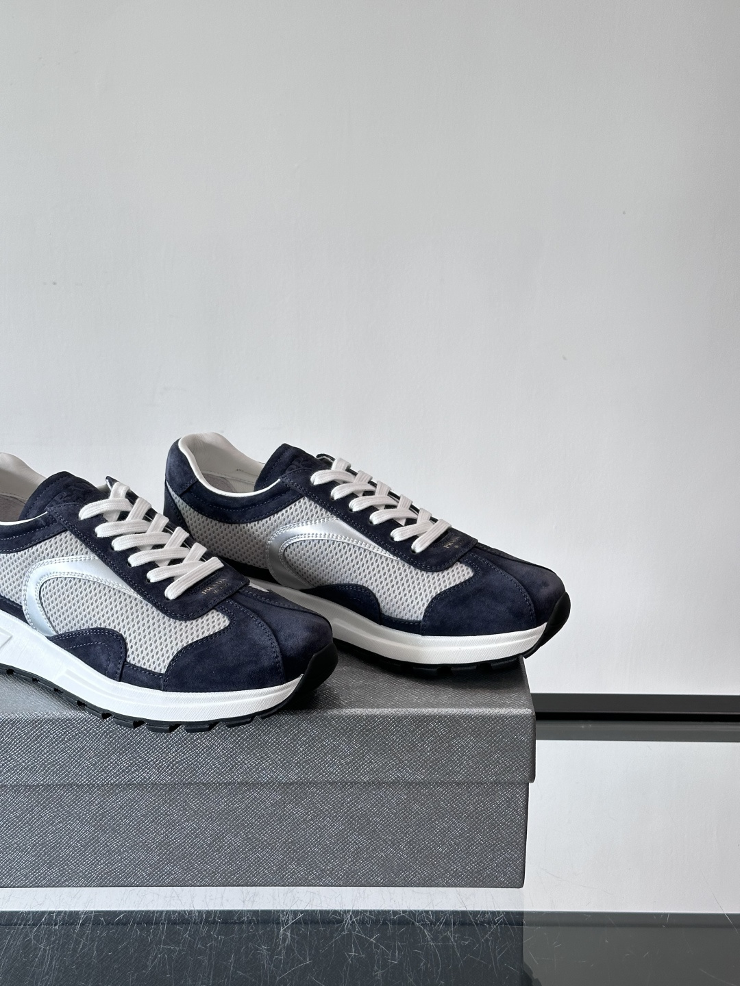 Prada男款厚底运动鞋，牛皮革+透气网面。低调奢华感满满✨。厚底设计不仅增高，还超舒适，日常穿搭或轻运