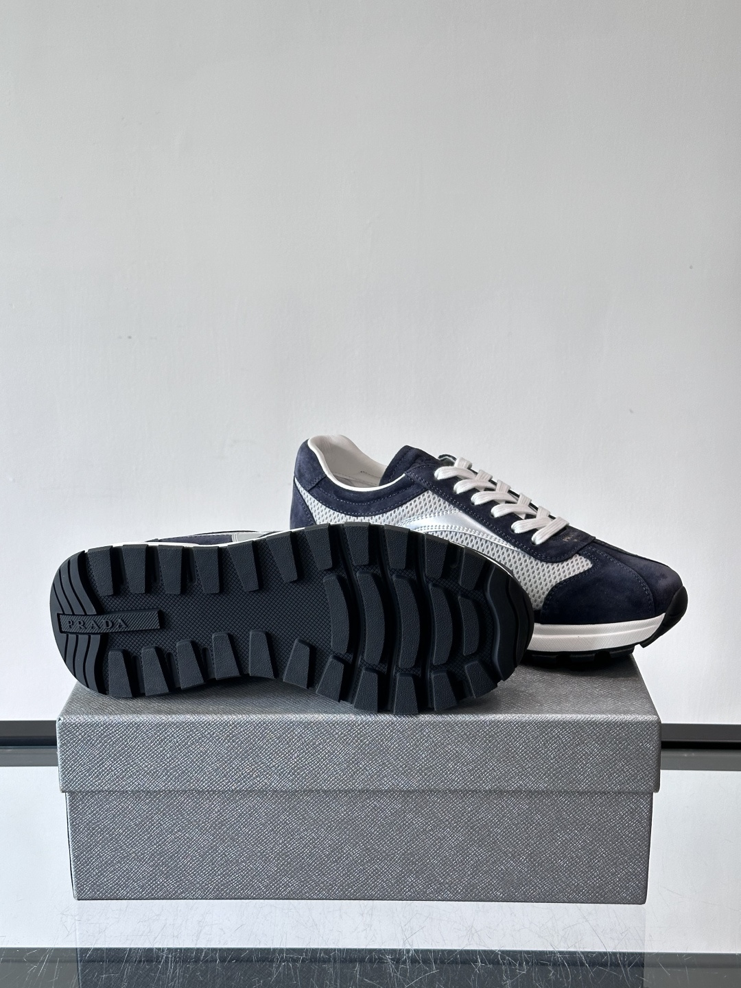 Prada男款厚底运动鞋，牛皮革+透气网面。低调奢华感满满✨。厚底设计不仅增高，还超舒适，日常穿搭或轻运