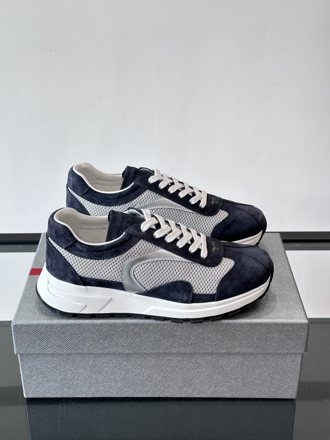 Prada男款厚底运动鞋，牛皮革+透气网面。低调奢华感满满✨。厚底设计不仅增高，还超舒适，日常穿搭或轻运