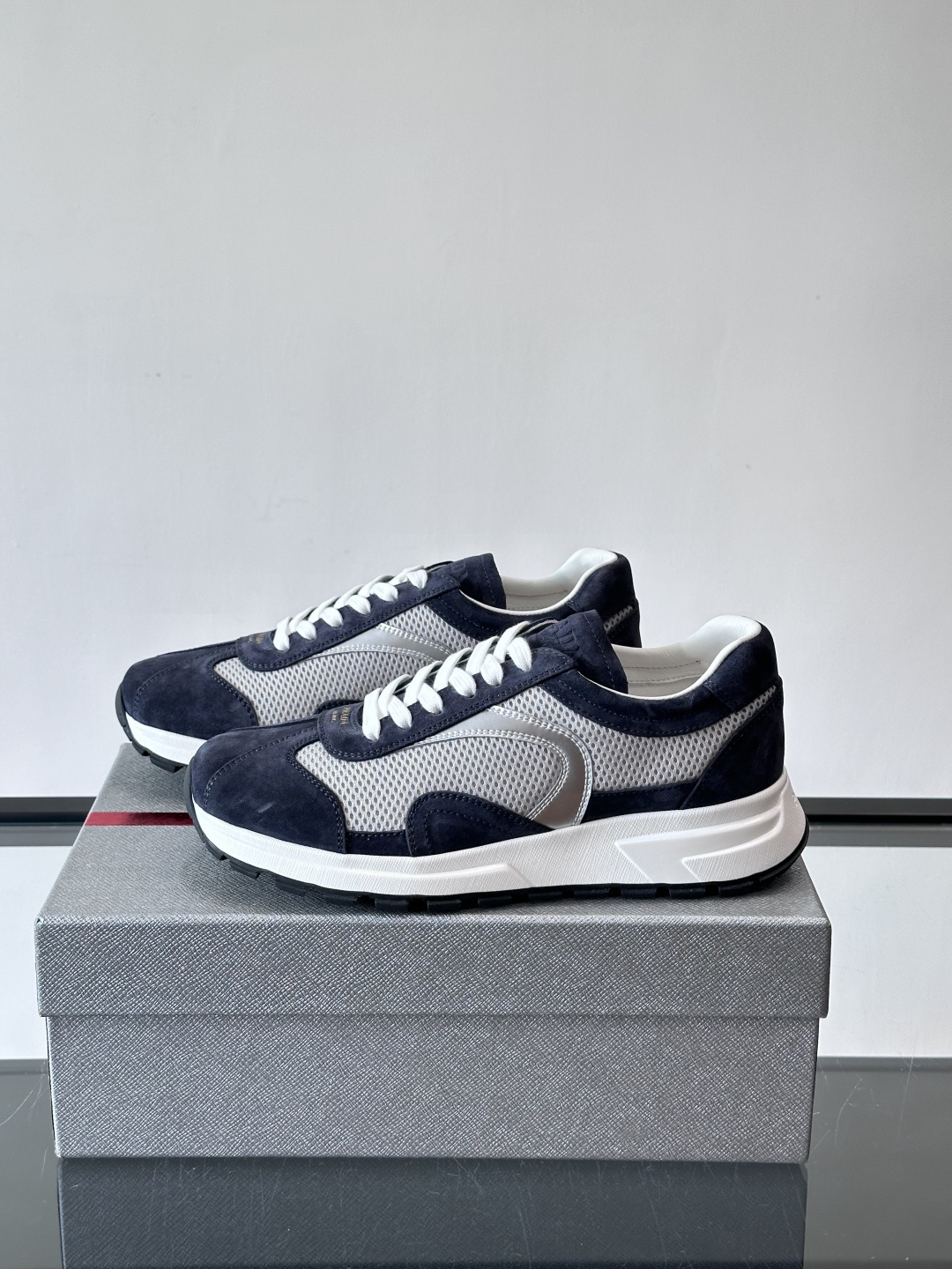 Prada男款厚底运动鞋，牛皮革+透气网面。低调奢华感满满✨。厚底设计不仅增高，还超舒适，日常穿搭或轻运