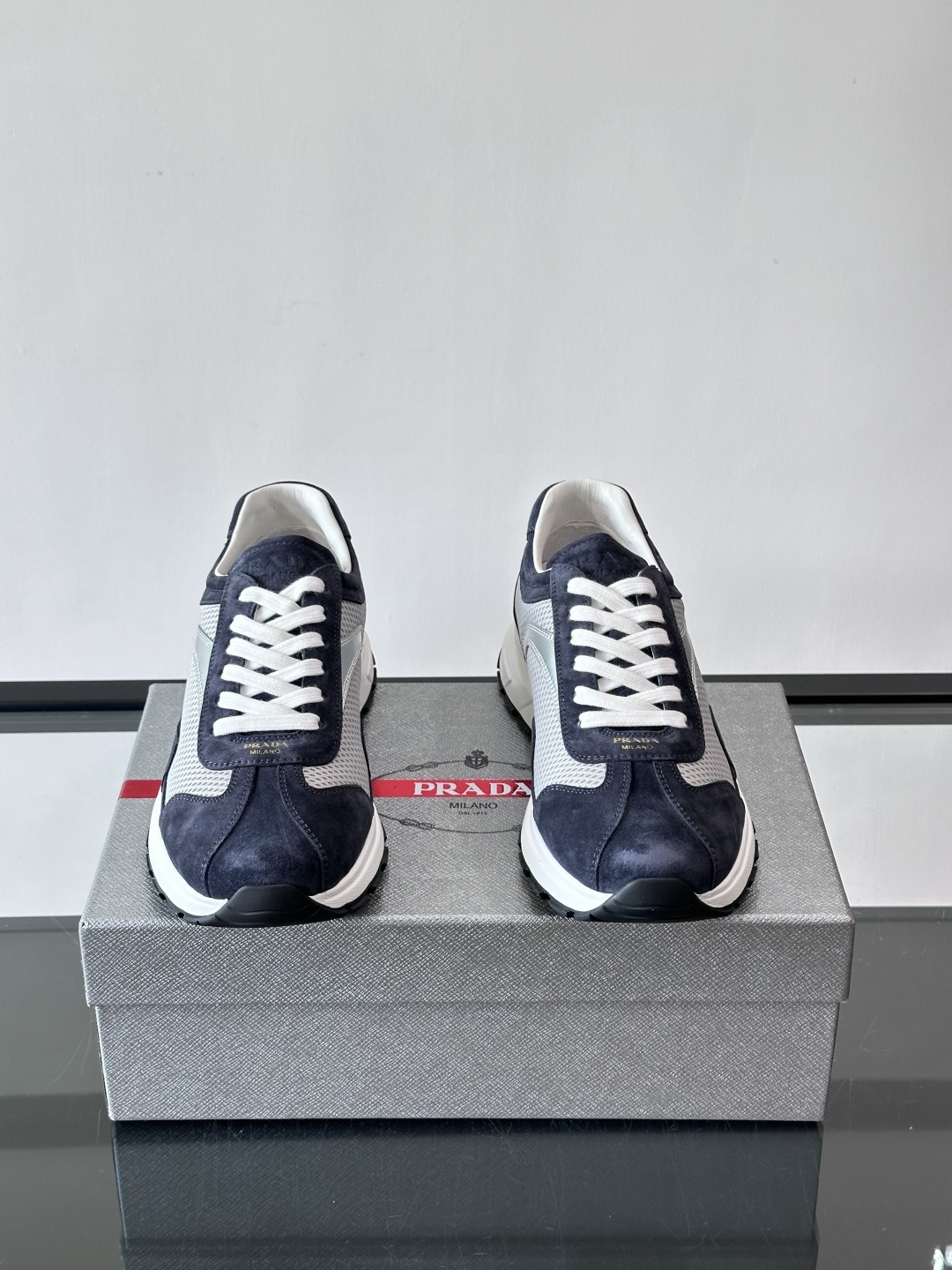 Prada男款厚底运动鞋，牛皮革+透气网面。低调奢华感满满✨。厚底设计不仅增高，还超舒适，日常穿搭或轻运