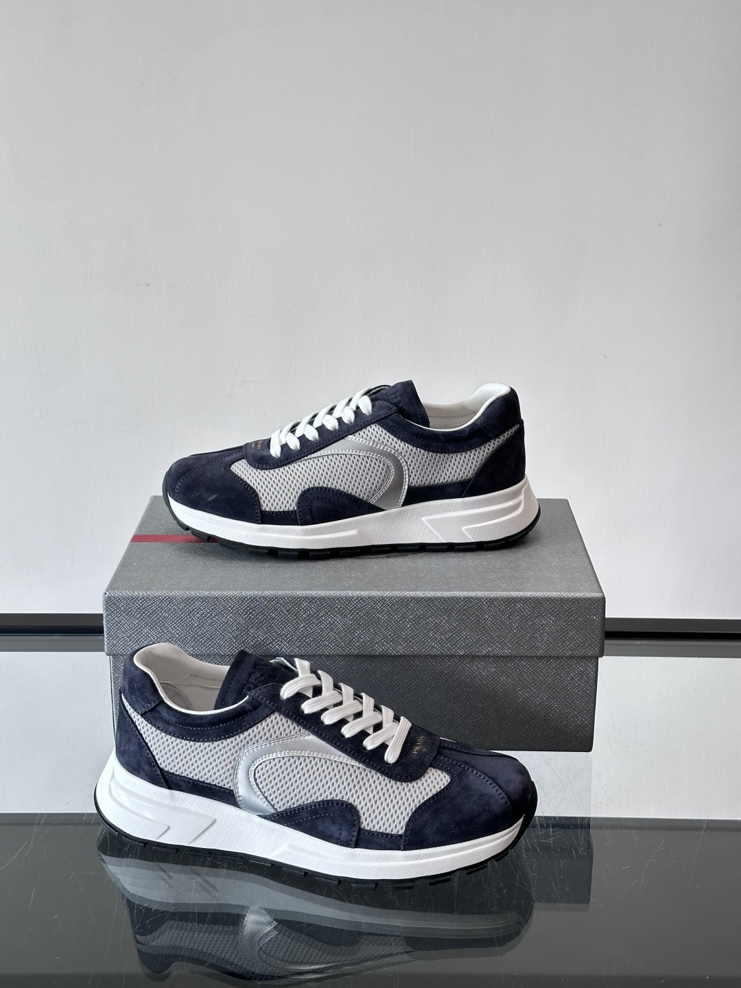 Prada男款厚底运动鞋，牛皮革+透气网面。低调奢华感满满✨。厚底设计不仅增高，还超舒适，日常穿搭或轻运