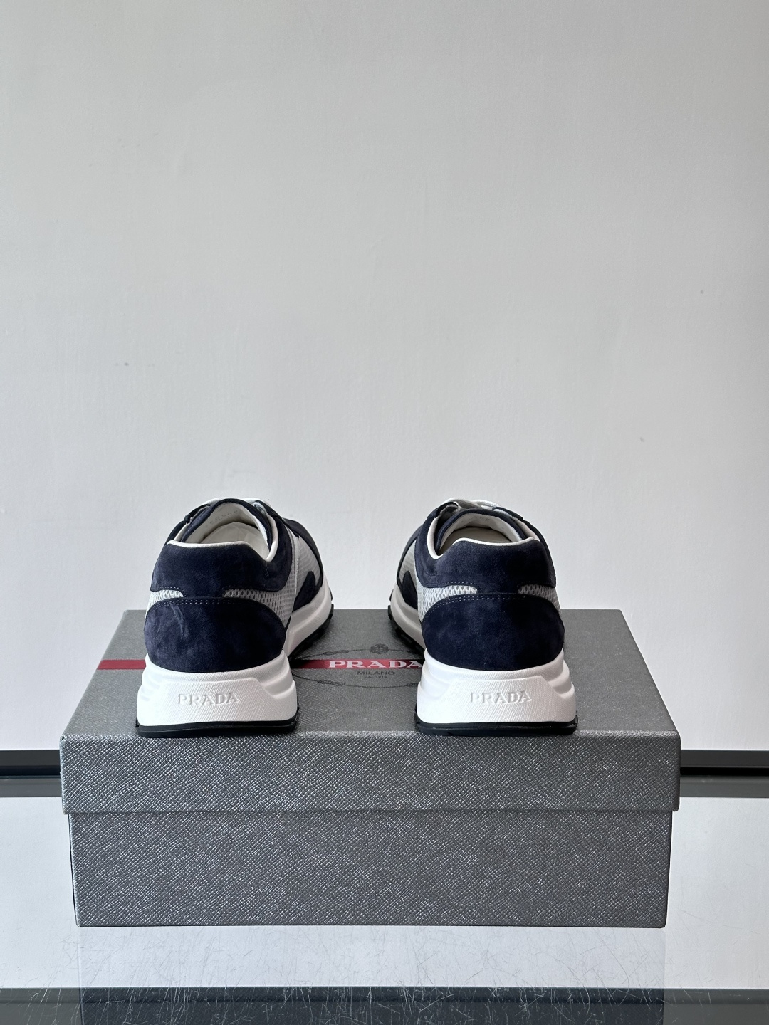 Prada男款厚底运动鞋，牛皮革+透气网面。低调奢华感满满✨。厚底设计不仅增高，还超舒适，日常穿搭或轻运